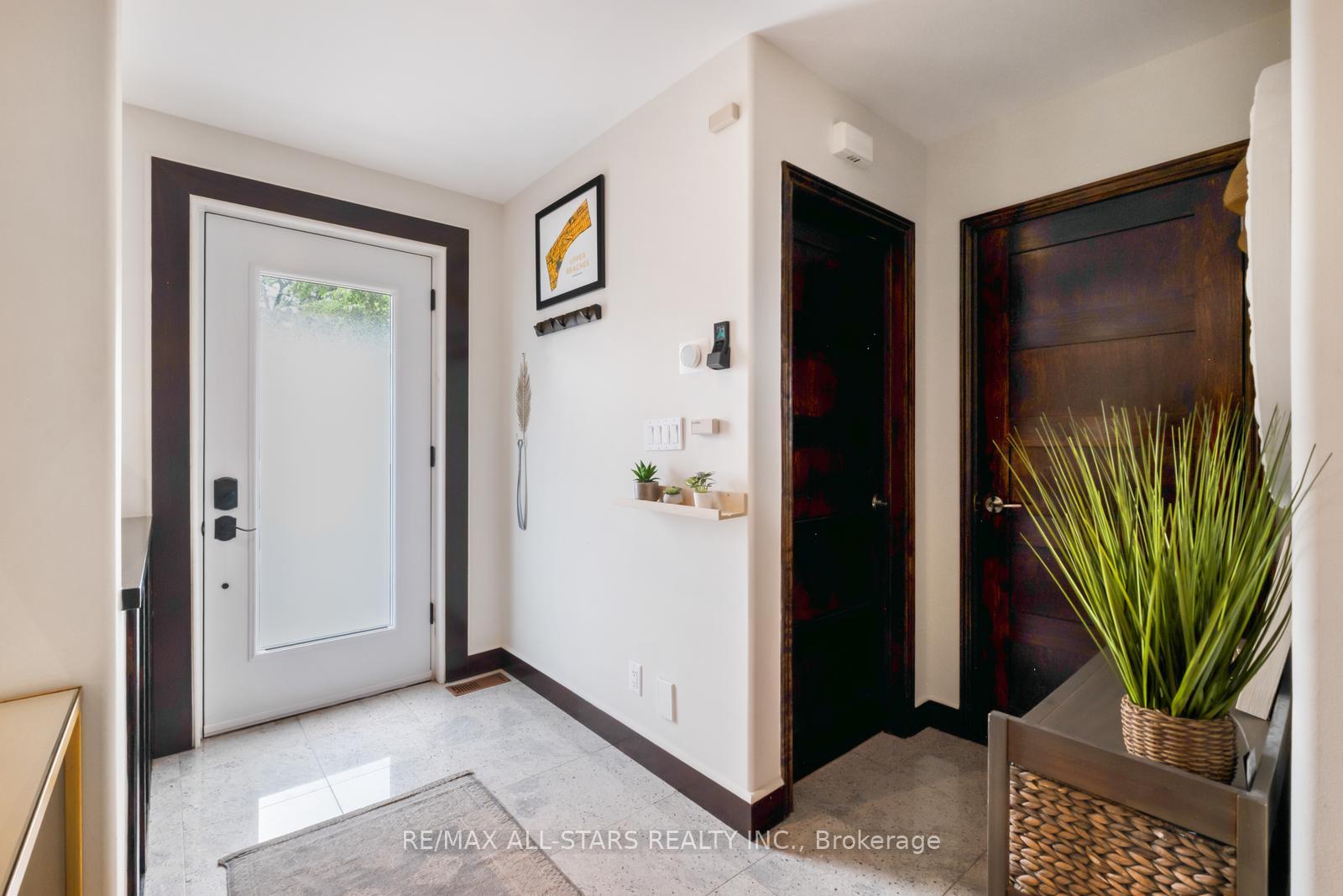 Photo 6 of 12 Glen Davis Crescent, Toronto, East End-Danforth — HOMEH