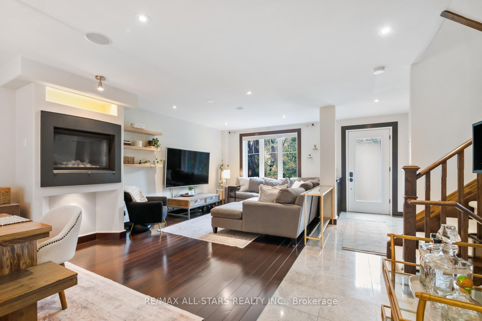 Photo 8 of 12 Glen Davis Crescent, Toronto, East End-Danforth — HOMEH