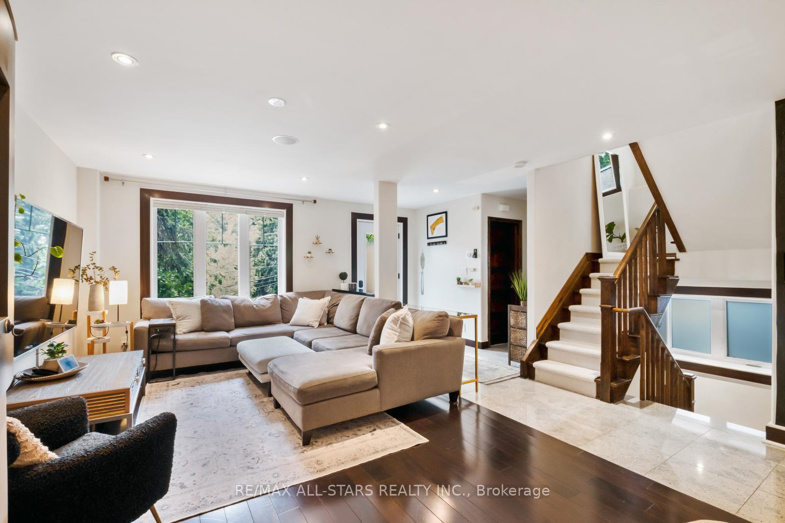 Photo 9 of 12 Glen Davis Crescent, Toronto, East End-Danforth — HOMEH