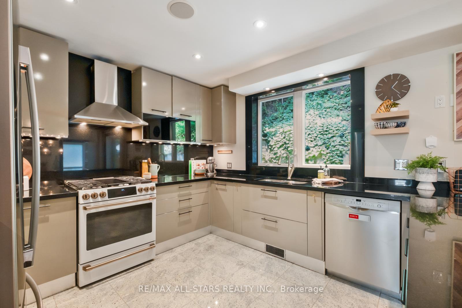 Photo 18 of 12 Glen Davis Crescent, Toronto, East End-Danforth — HOMEH