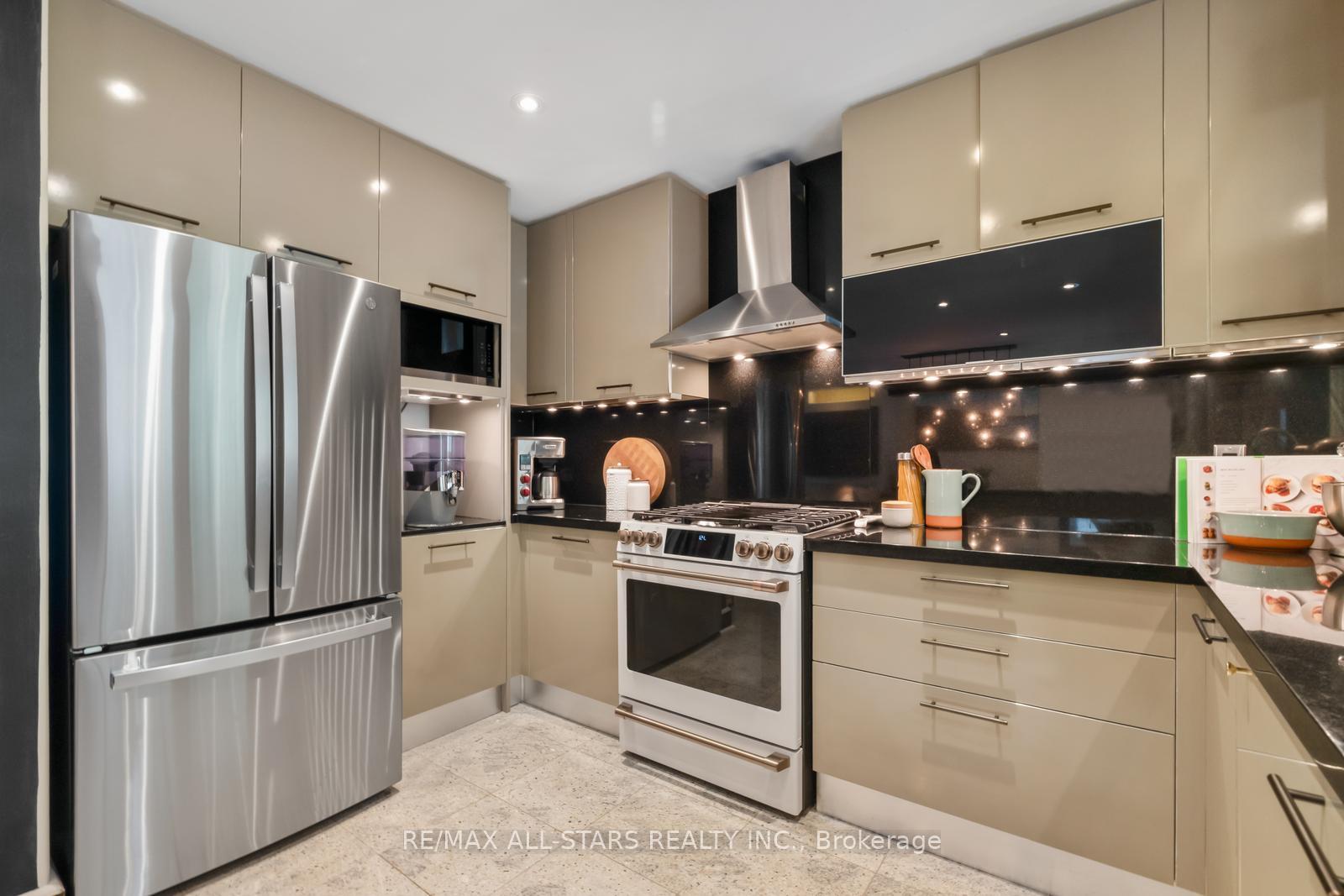 Photo 19 of 12 Glen Davis Crescent, Toronto, East End-Danforth — HOMEH