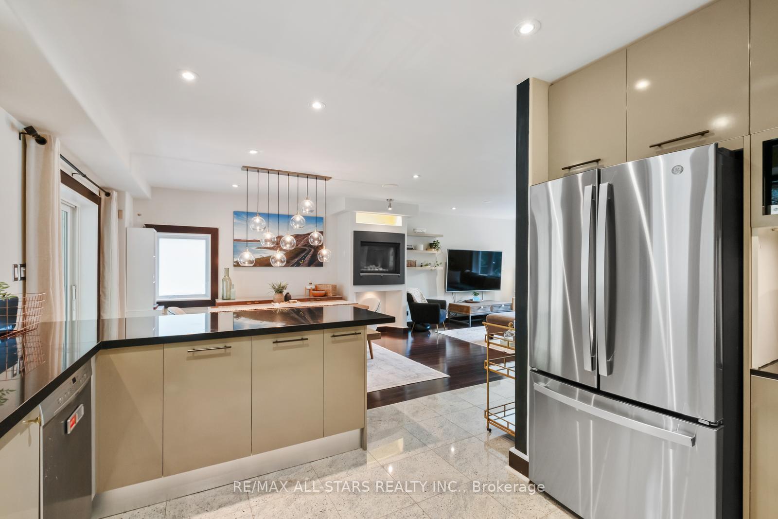 Photo 20 of 12 Glen Davis Crescent, Toronto, East End-Danforth — HOMEH