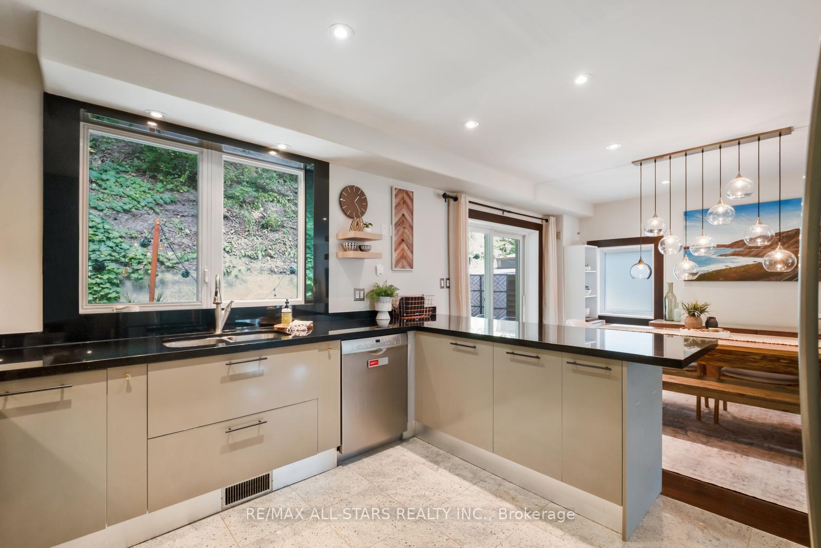 Photo 21 of 12 Glen Davis Crescent, Toronto, East End-Danforth — HOMEH