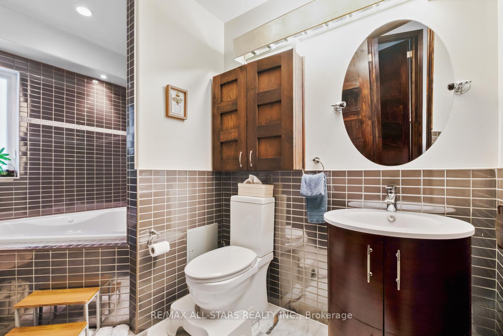 Photo 36 of 12 Glen Davis Crescent, Toronto, East End-Danforth — HOMEH