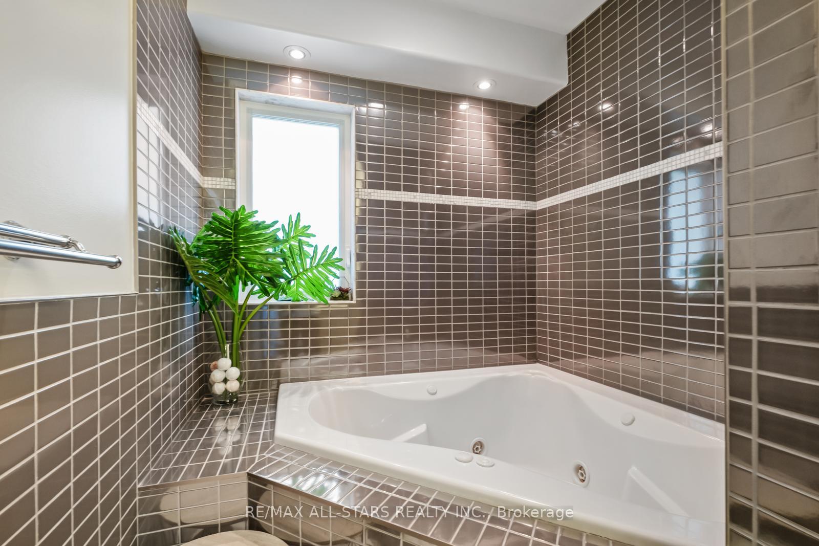 Photo 37 of 12 Glen Davis Crescent, Toronto, East End-Danforth — HOMEH