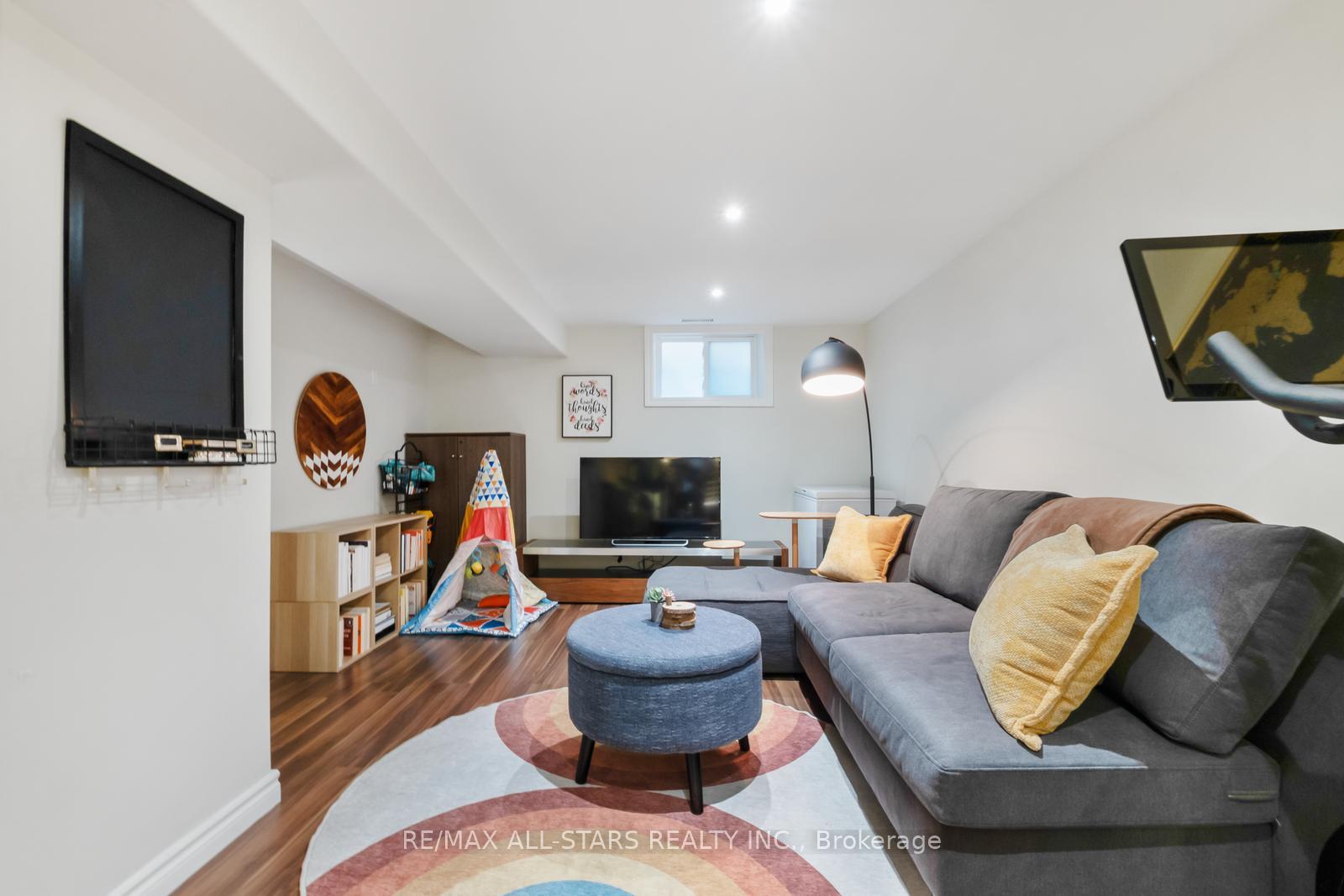 Photo 42 of 12 Glen Davis Crescent, Toronto, East End-Danforth — HOMEH