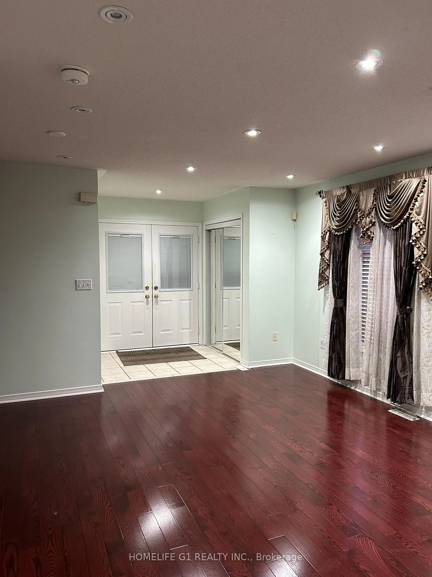 Photo 4 of 183 Toba Crescent, Brampton, Heart Lake East — HOMEH
