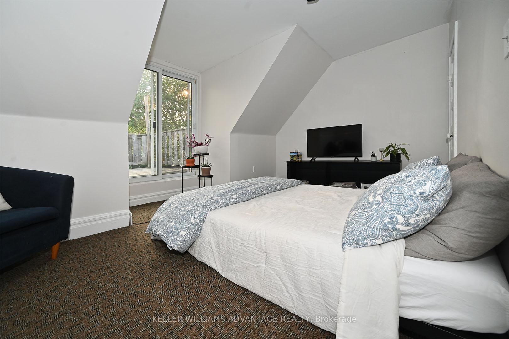 Photo 5 of Unit Upper, 370 Woodbine Avenue, Toronto, The Beaches — HOMEH