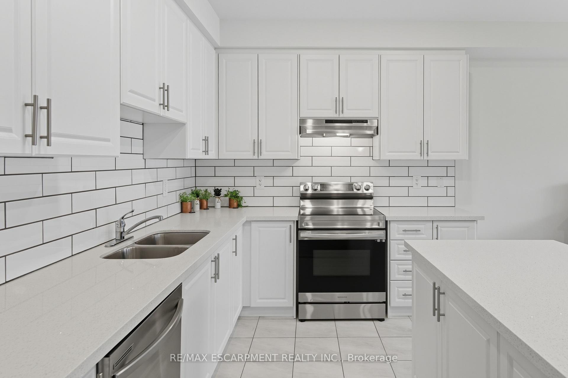 Photo 4 of 10 Beretta Street, Tillsonburg — HOMEH