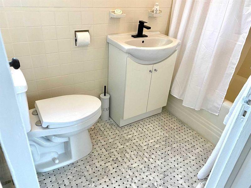 Photo 2 of 1639 Bayview Avenue, Toronto, Leaside — HOMEH