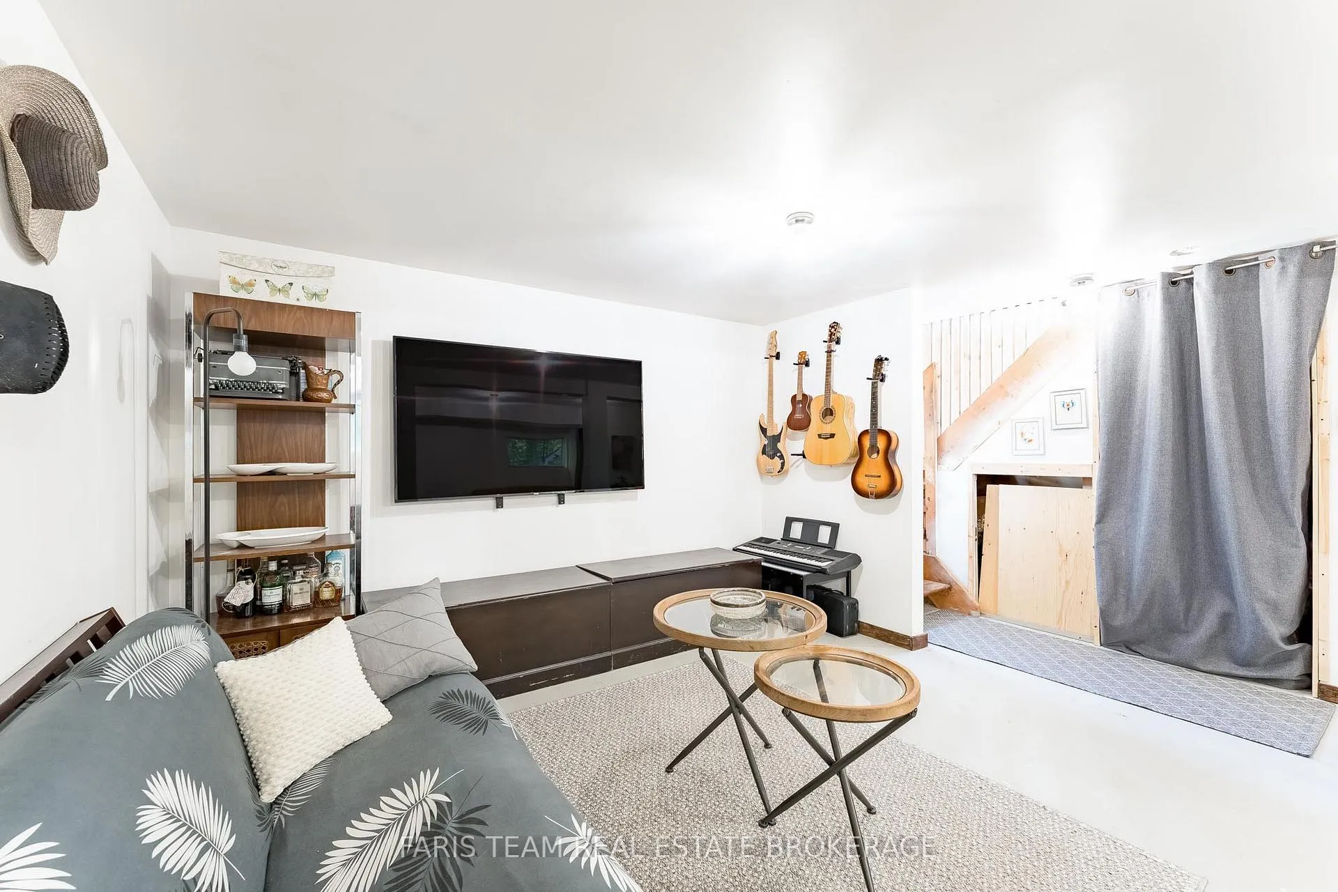 Photo 23 of 43 Manitou Crescent, Tiny, Rural Tiny — HOMEH