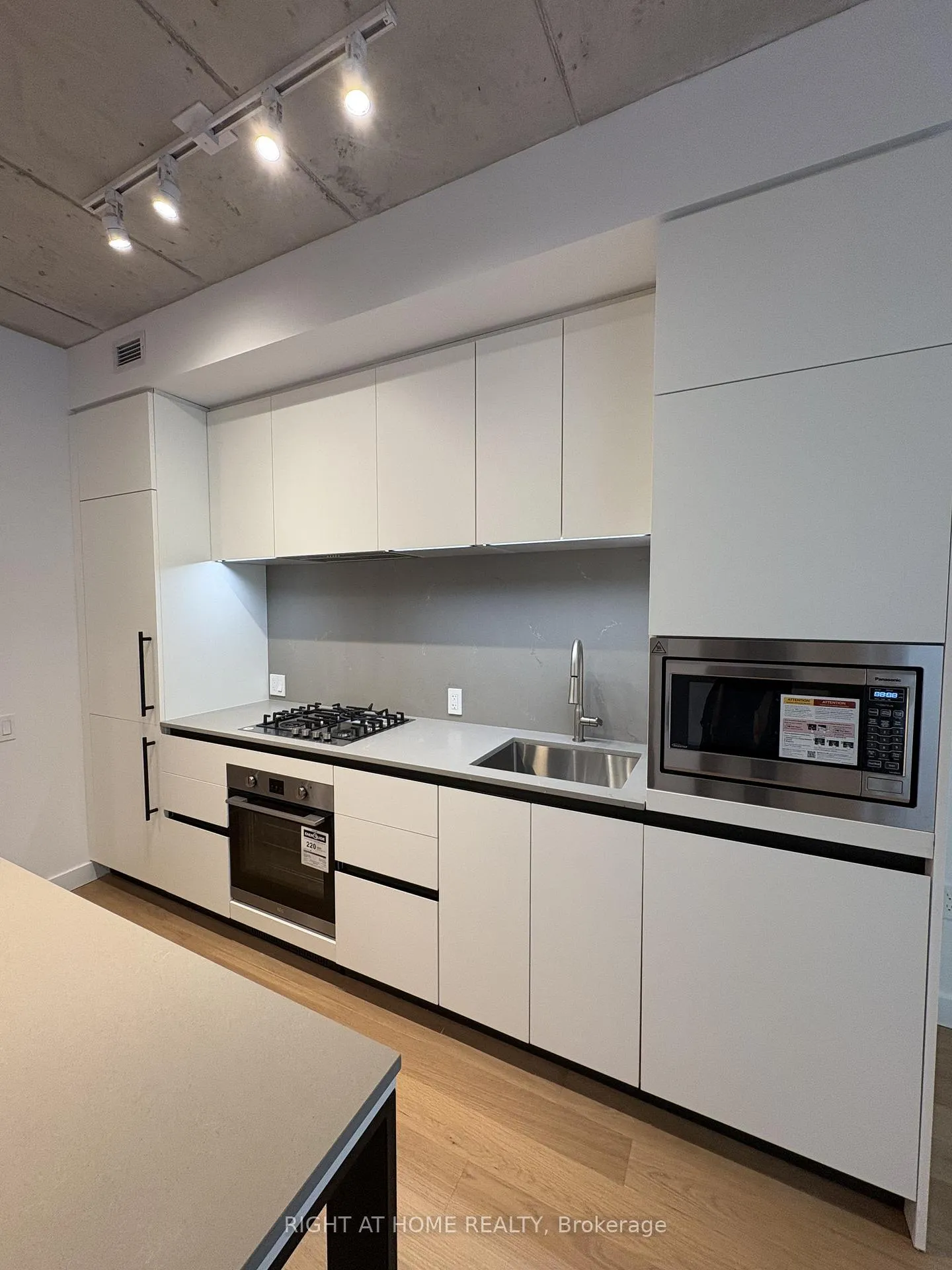 Photo 5 of Unit 210, 1720 Bayview Avenue, Toronto, Mount Pleasant East — HOMEH