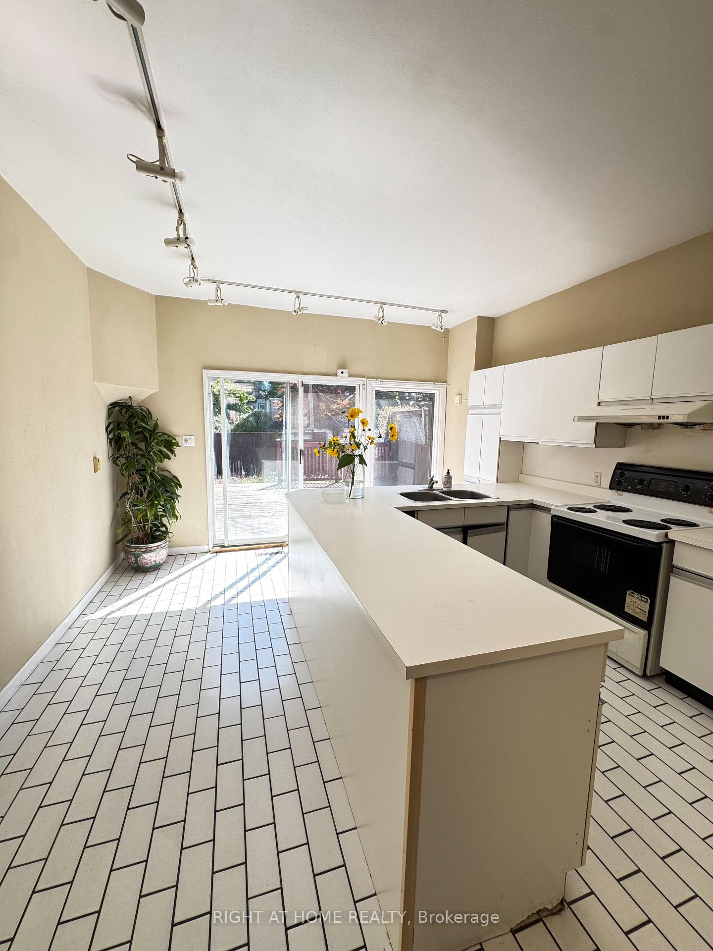 Photo 7 of 755 Gerrard Street E, Toronto, South Riverdale — HOMEH