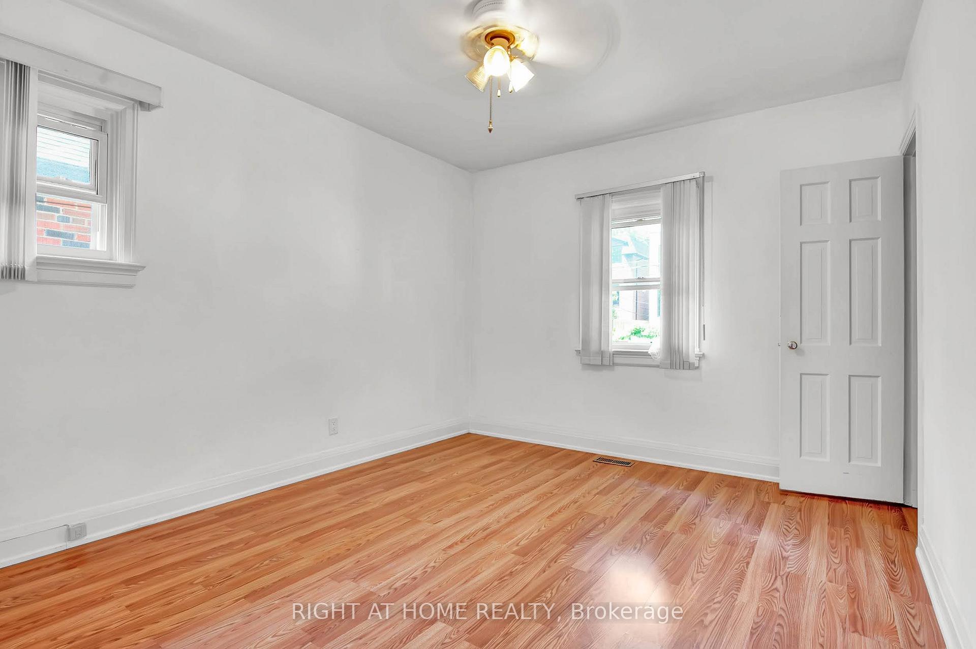 Photo 9 of 724 Eglinton Avenue E, Toronto, Leaside — HOMEH
