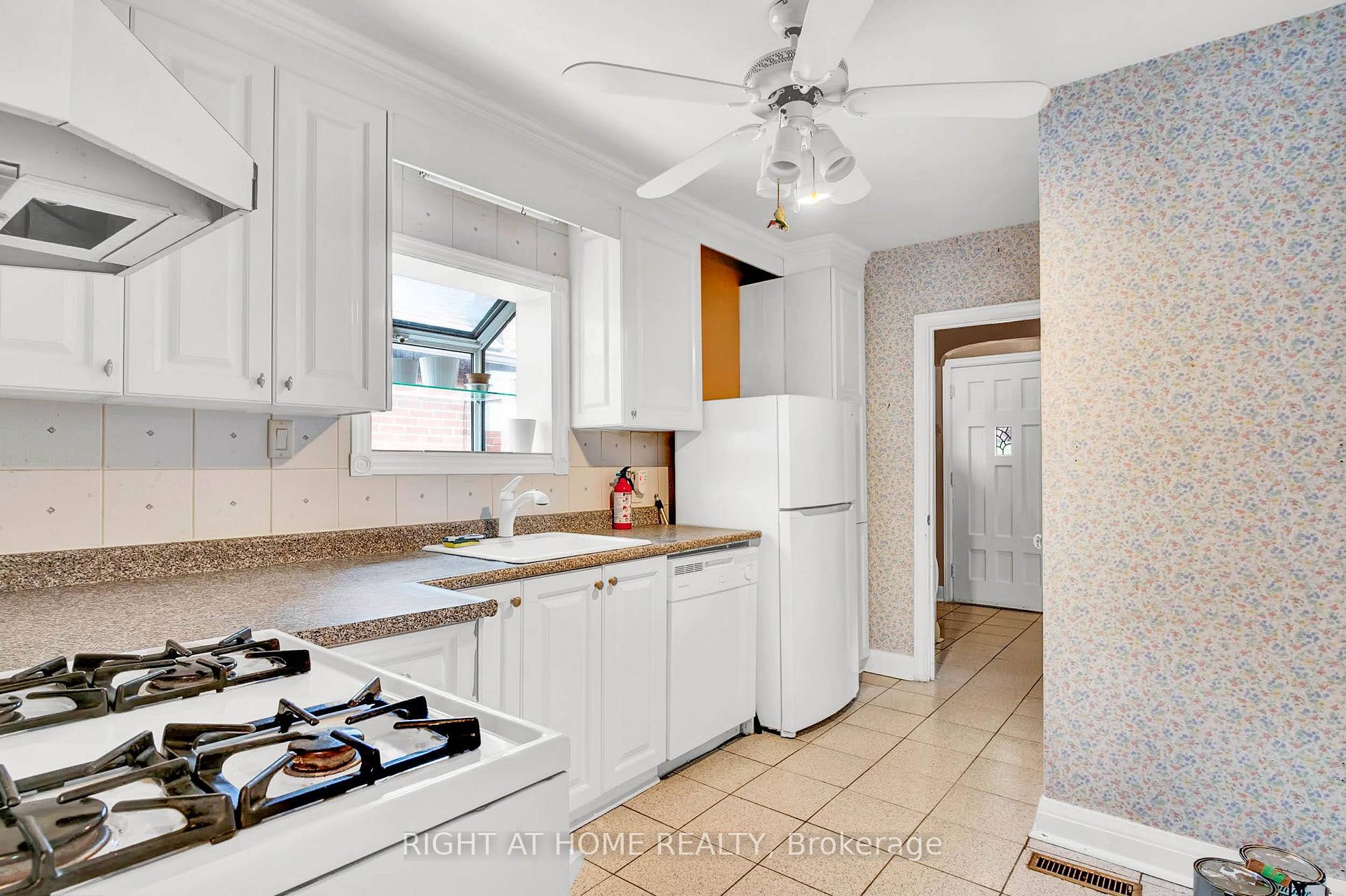 Photo 13 of 724 Eglinton Avenue E, Toronto, Leaside — HOMEH