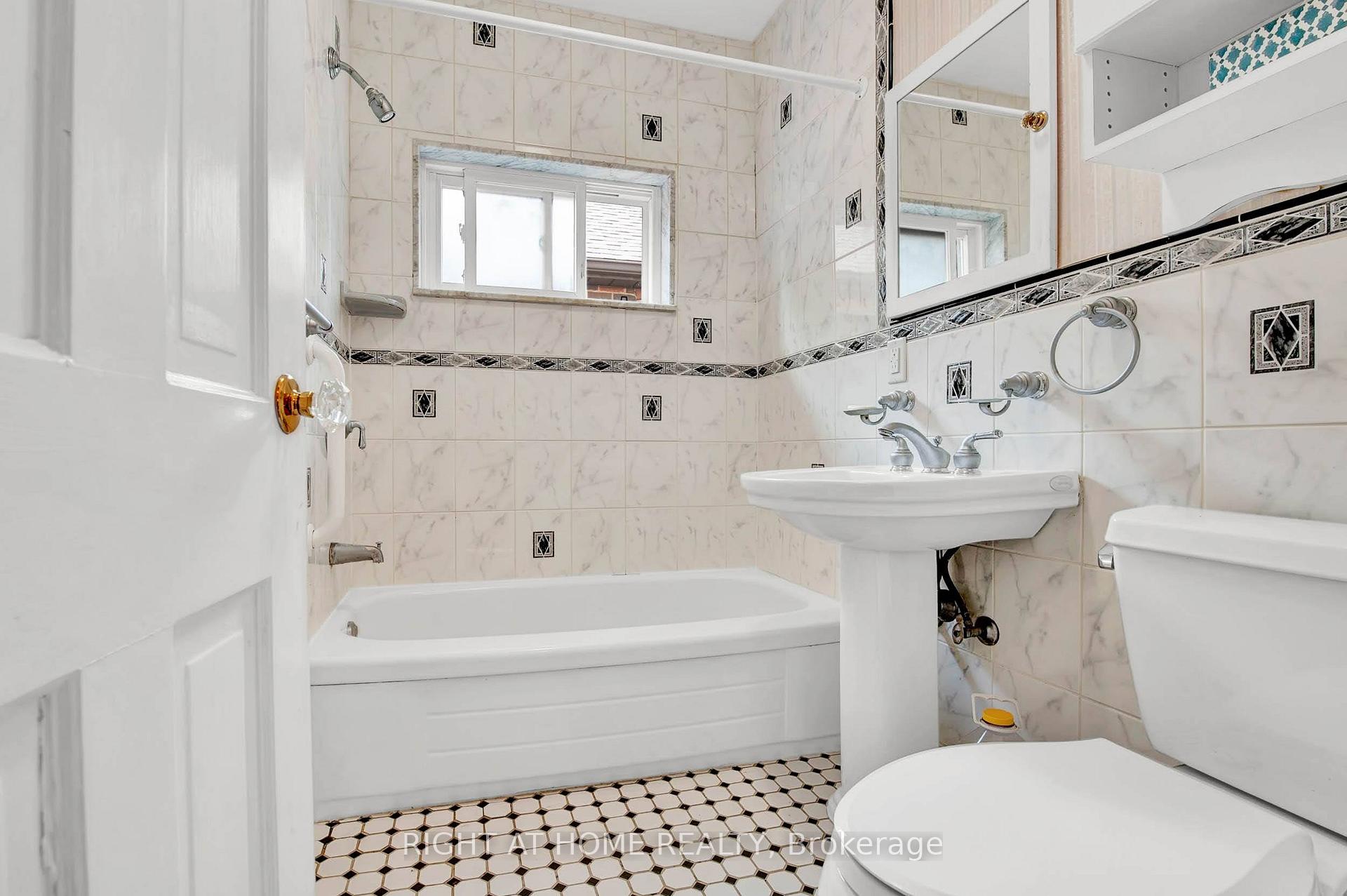 Photo 15 of 724 Eglinton Avenue E, Toronto, Leaside — HOMEH