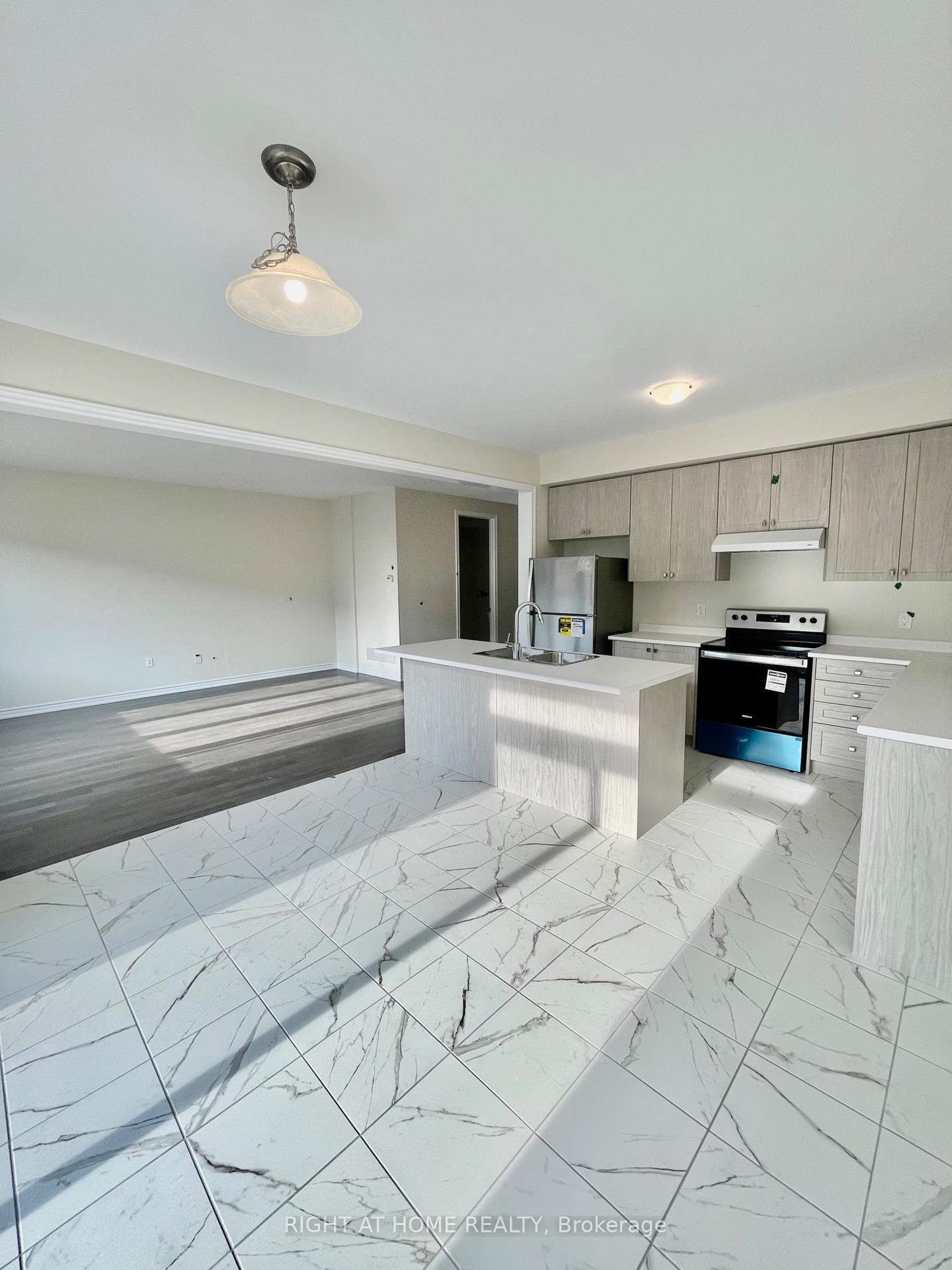 Photo 10 of 409 Barker Parkway, Thorold, Rolling Meadows — HOMEH