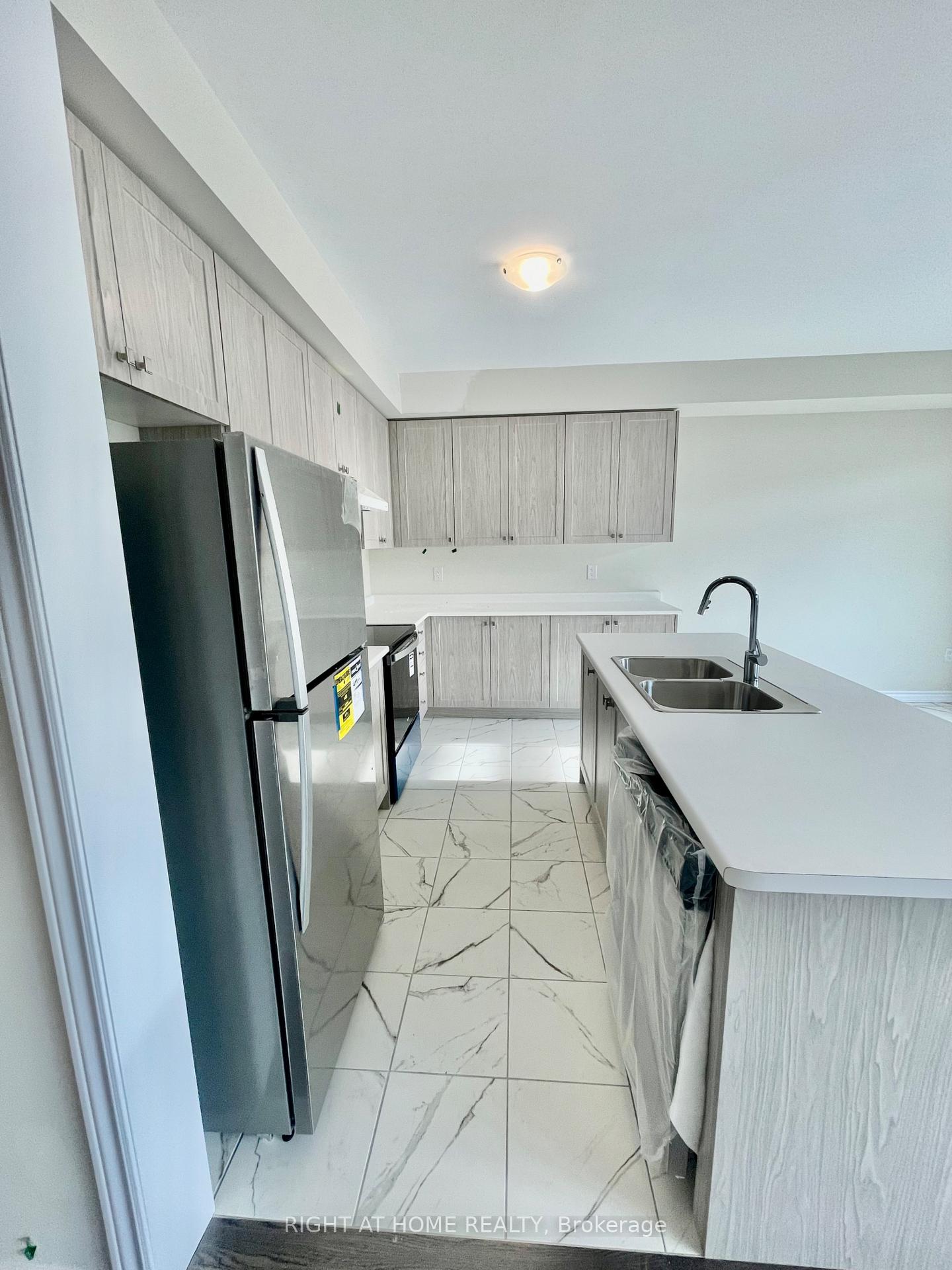 Photo 13 of 409 Barker Parkway, Thorold, Rolling Meadows — HOMEH