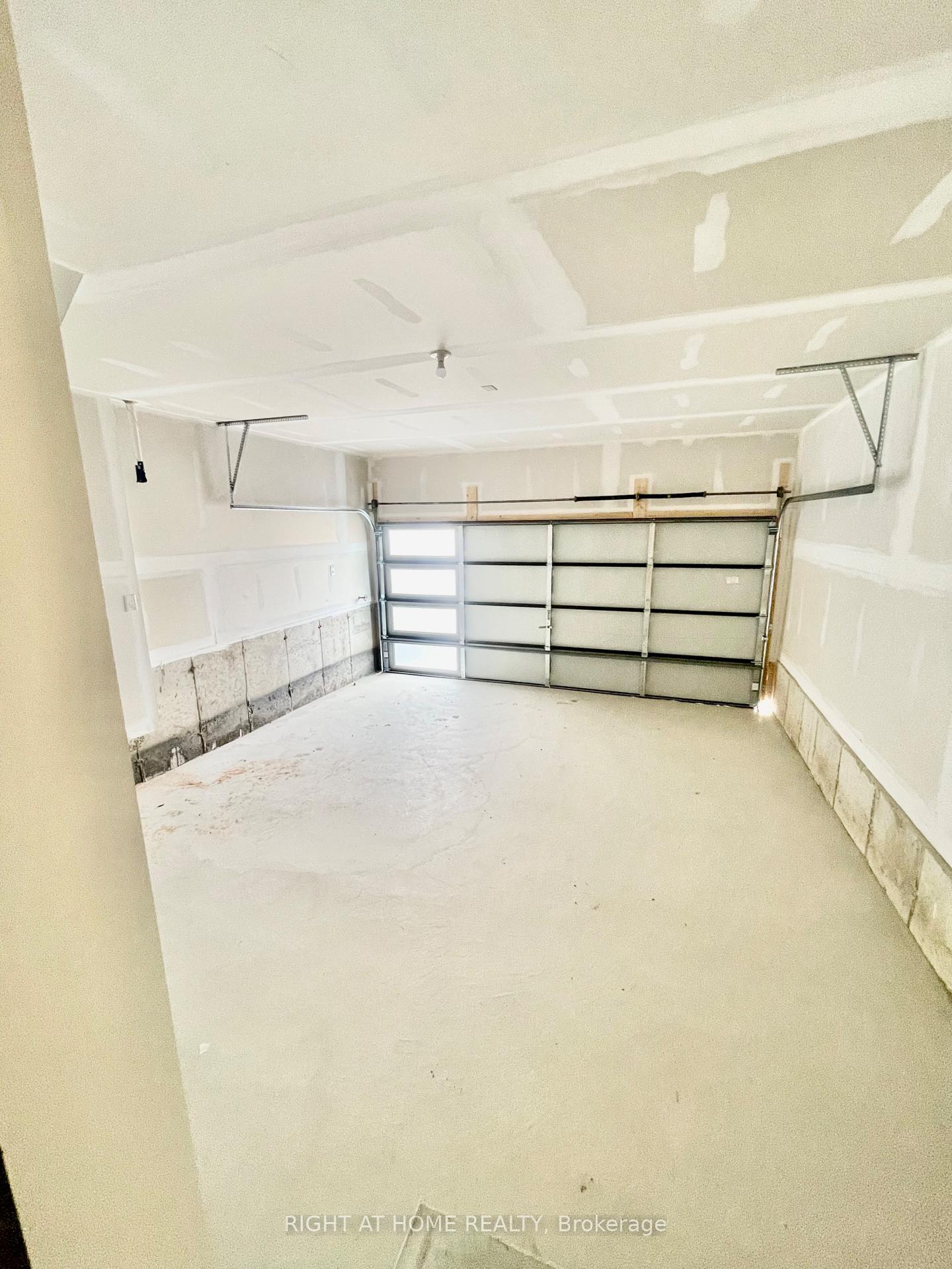 Photo 16 of 409 Barker Parkway, Thorold, Rolling Meadows — HOMEH
