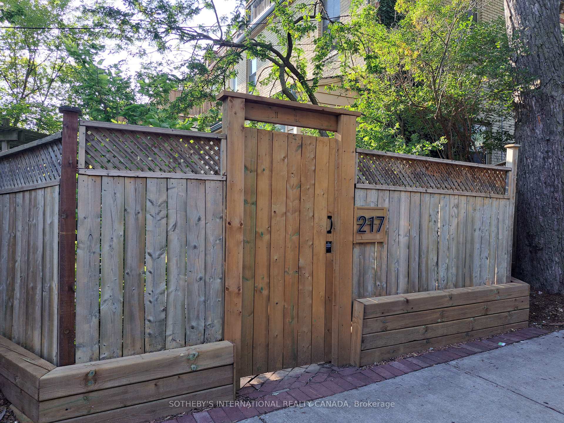 Photo 3 of Unit Unit 2, 215-217 Carlton Street, Toronto, Cabbagetown-South St. James Town — HOMEH