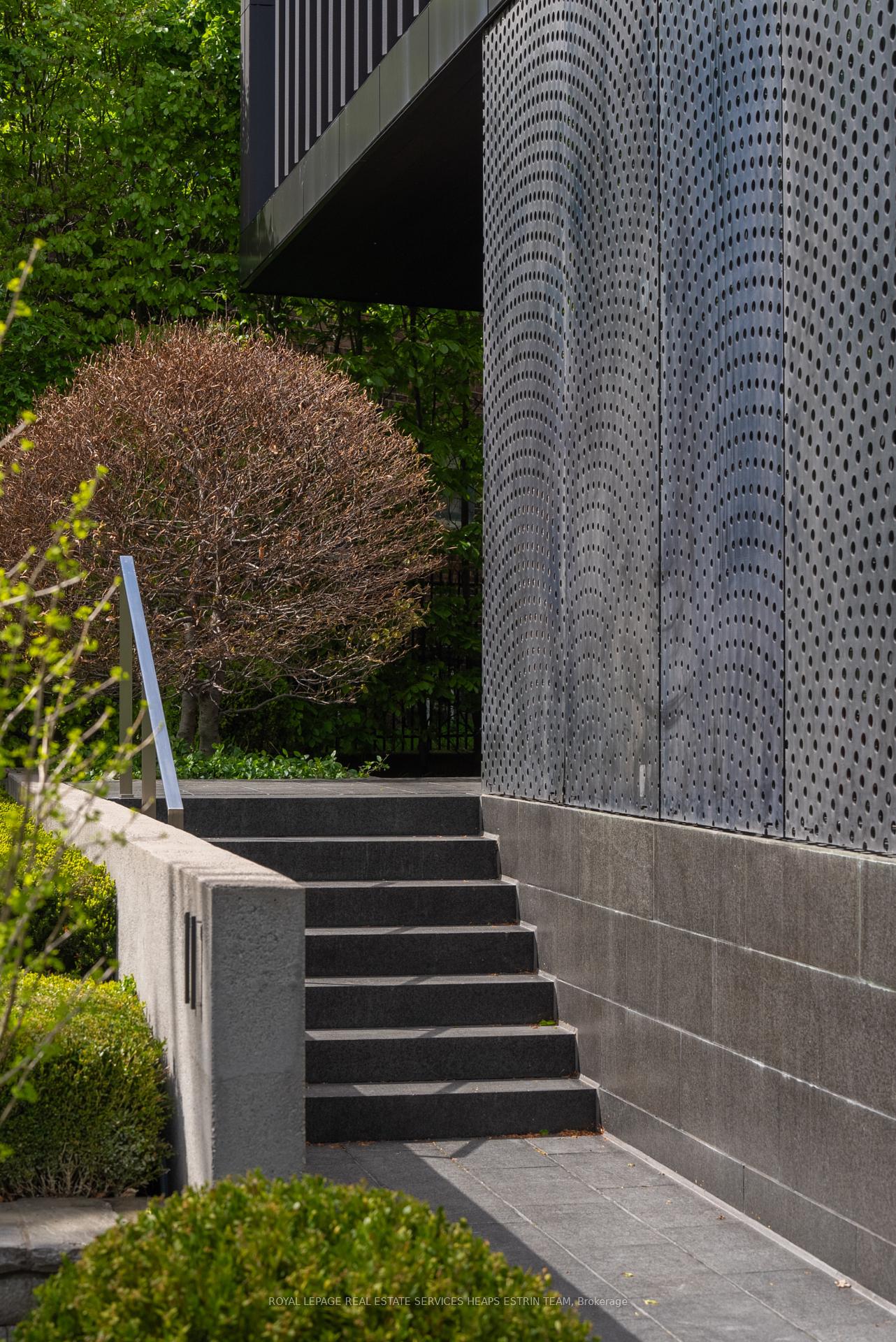 Photo 3 of 11 Thornwood Road, Toronto, Rosedale-Moore Park — HOMEH