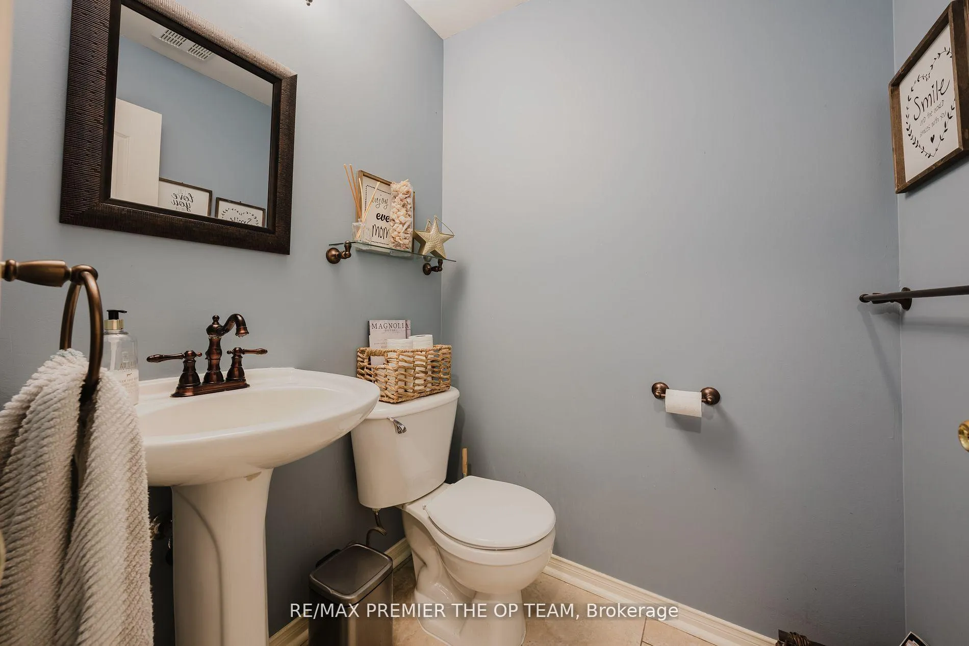 Photo 4 of 50 Beaverbrook Crescent, Vaughan, Rural Vaughan — HOMEH