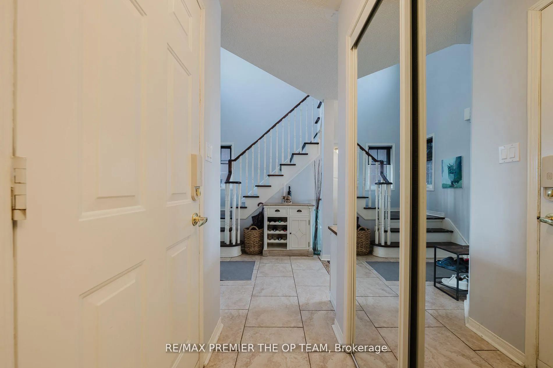 Photo 5 of 50 Beaverbrook Crescent, Vaughan, Rural Vaughan — HOMEH