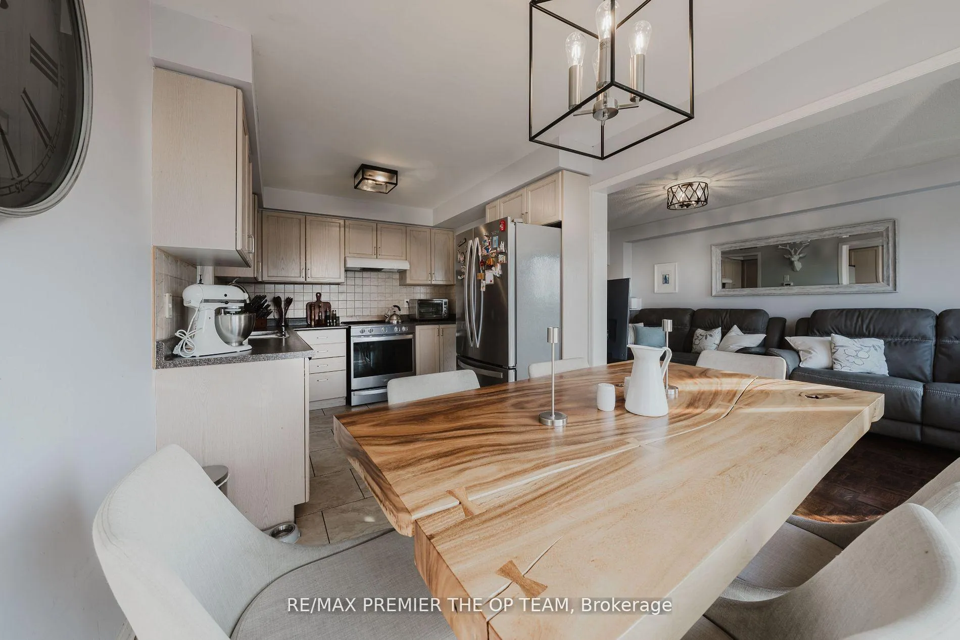Photo 11 of 50 Beaverbrook Crescent, Vaughan, Rural Vaughan — HOMEH