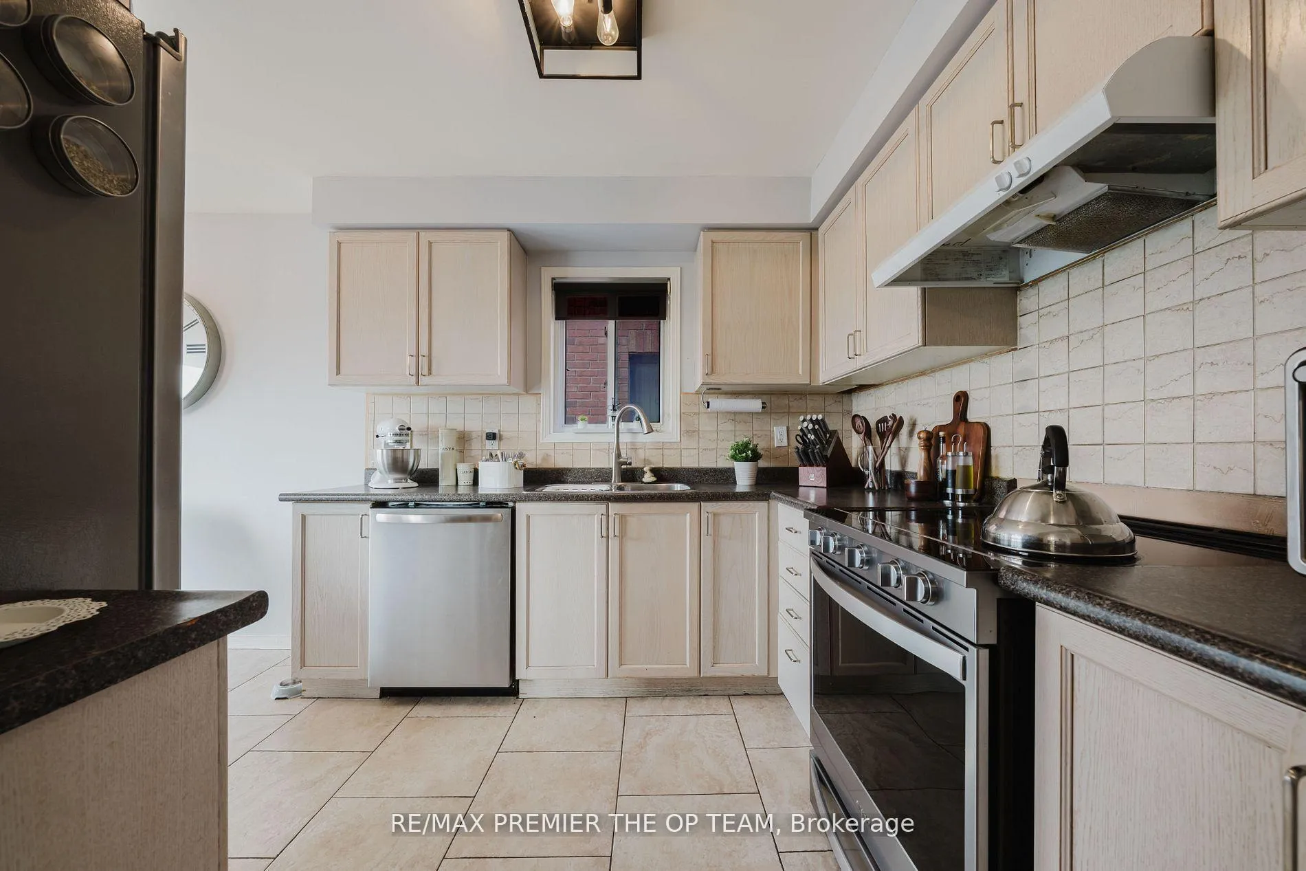 Photo 14 of 50 Beaverbrook Crescent, Vaughan, Rural Vaughan — HOMEH
