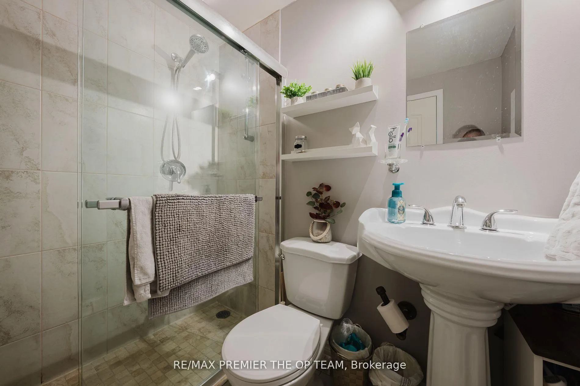 Photo 28 of 50 Beaverbrook Crescent, Vaughan, Rural Vaughan — HOMEH