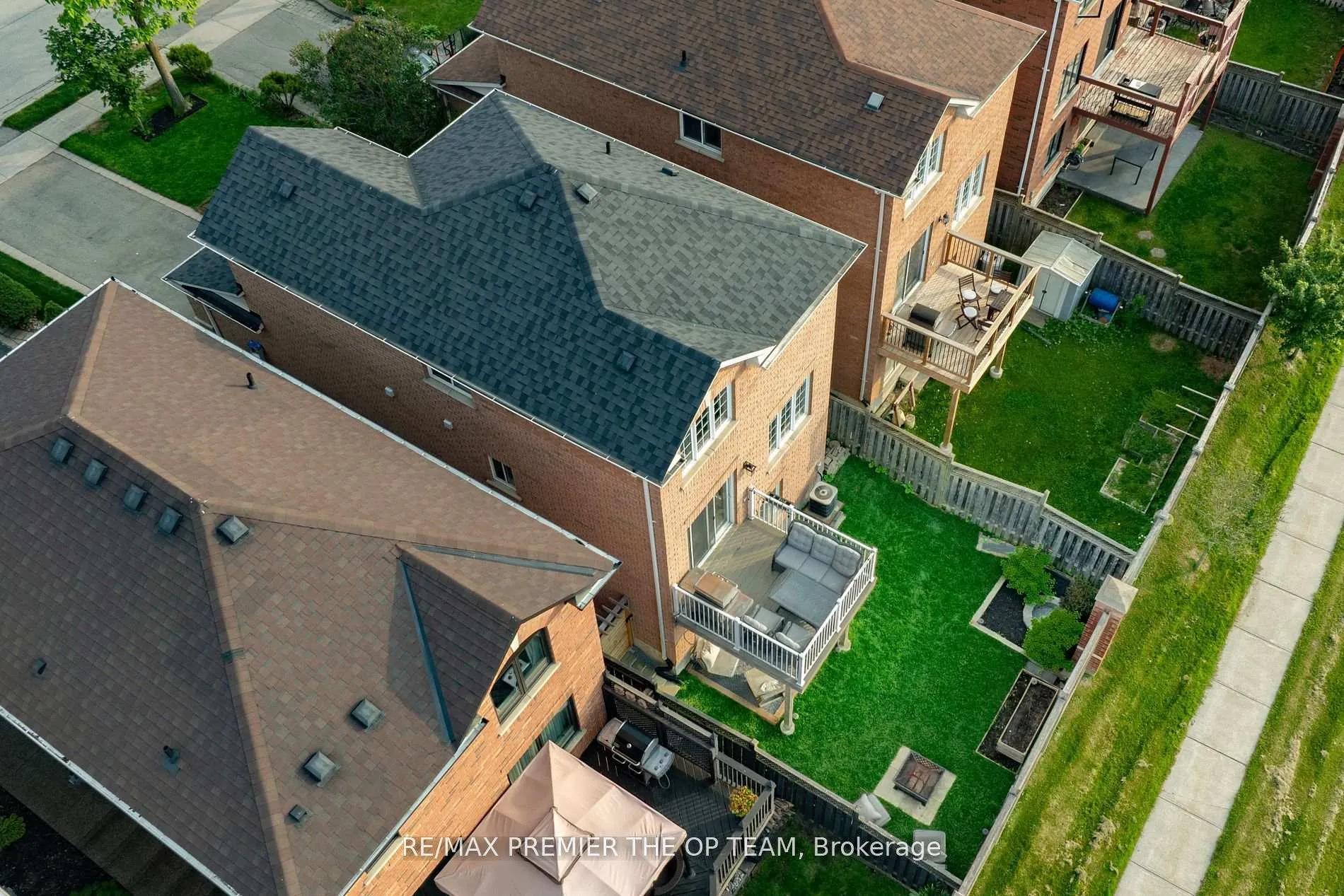 Photo 37 of 50 Beaverbrook Crescent, Vaughan, Rural Vaughan — HOMEH