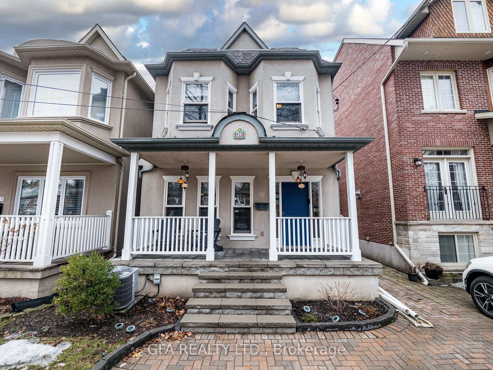 Front of 423 Manor Road E