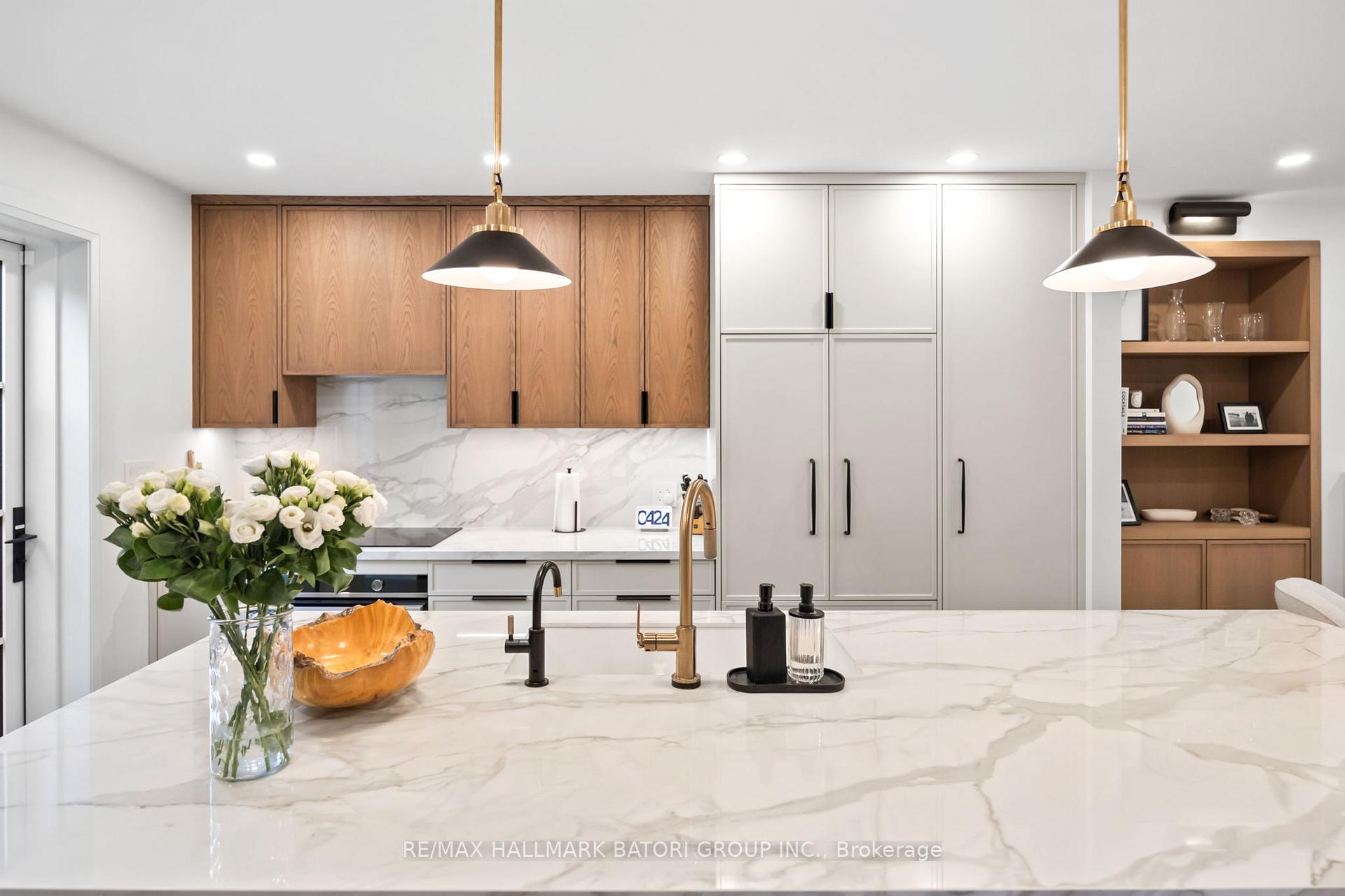 Photo 10 of 17 Martin Road, Toronto, Mount Pleasant East — HOMEH