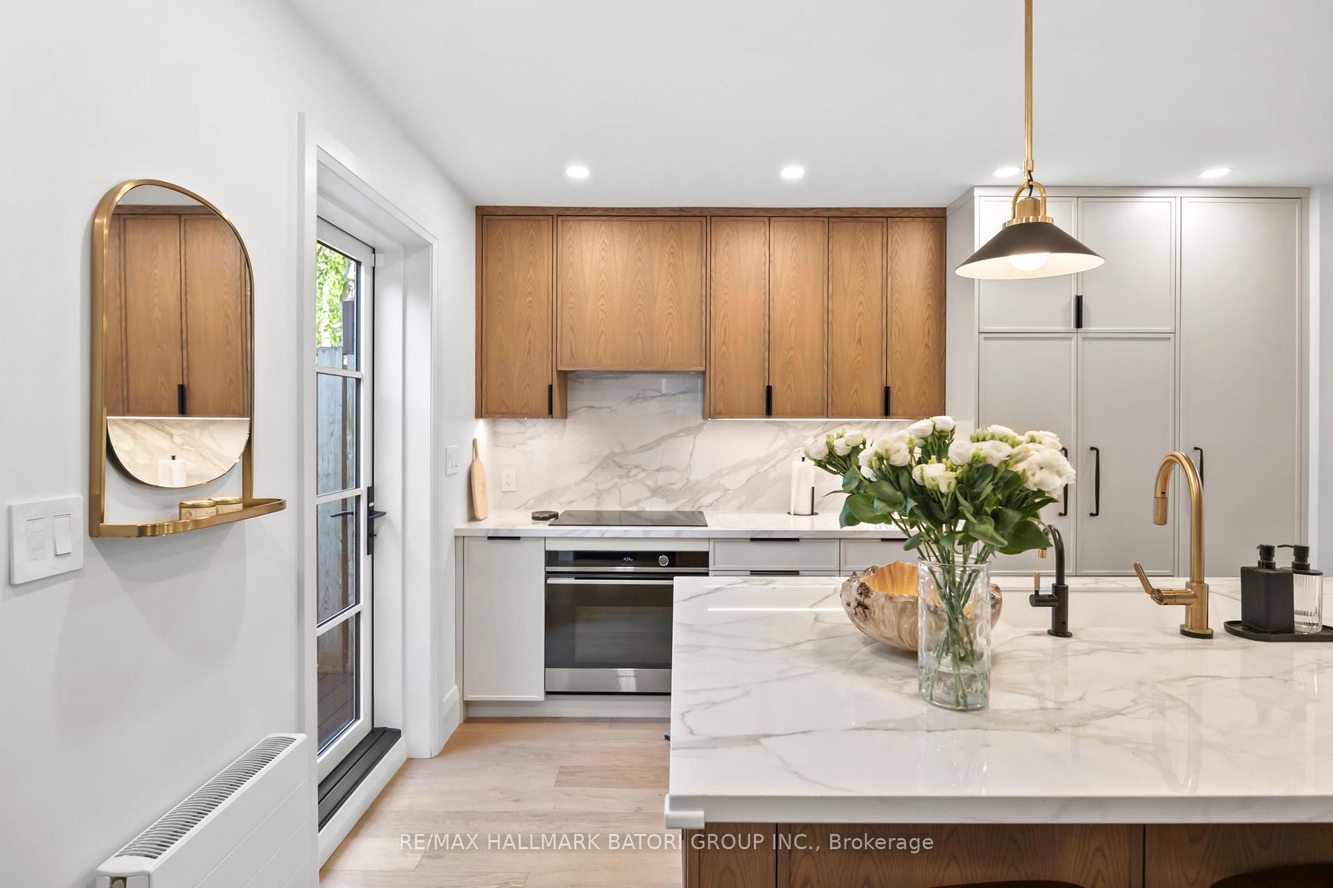 Photo 12 of 17 Martin Road, Toronto, Mount Pleasant East — HOMEH