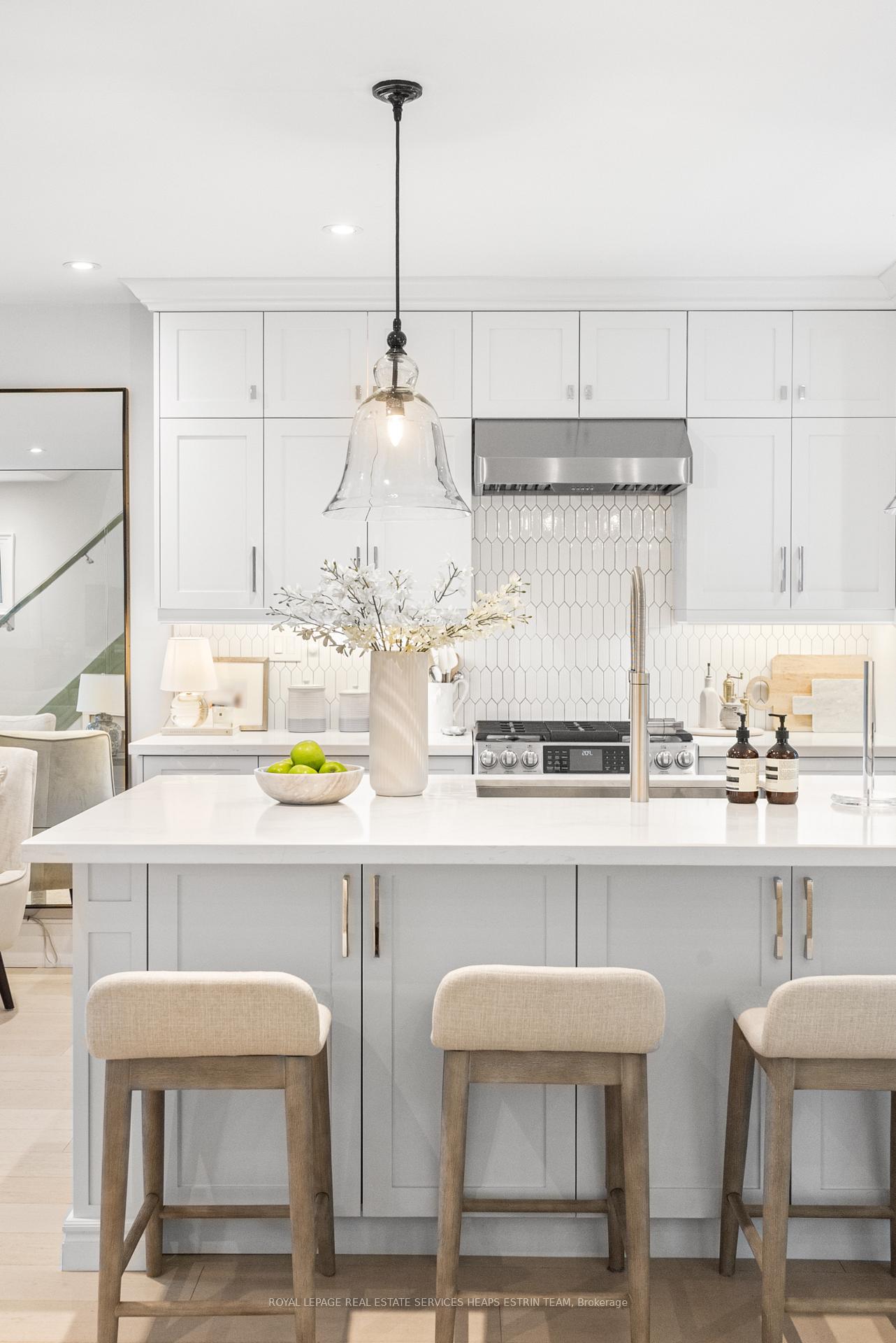 Photo 9 of 20 Elvina Gardens, Toronto, Mount Pleasant East — HOMEH