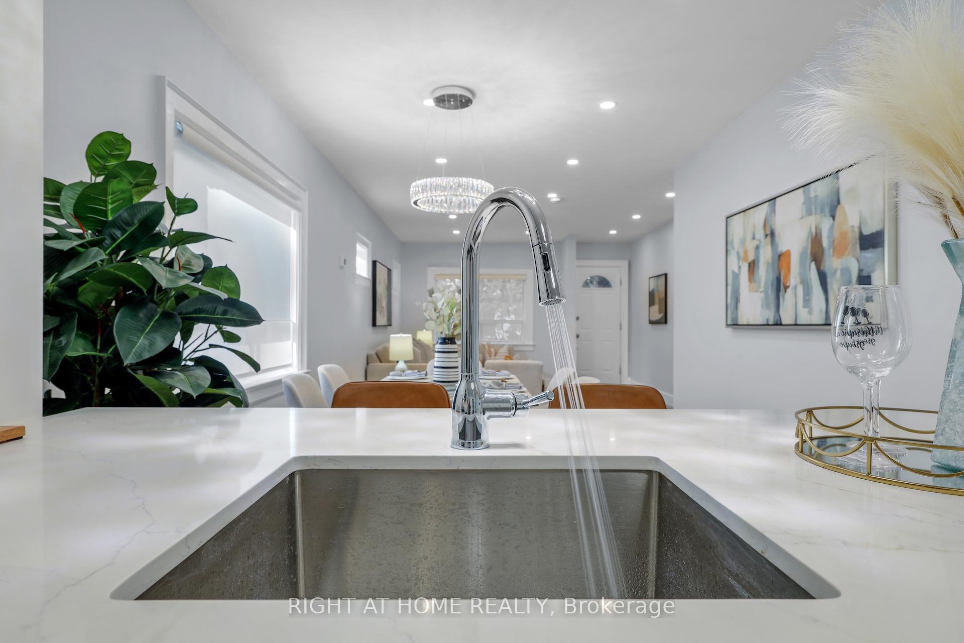 Photo 12 of 977 Broadview Avenue, Toronto, Broadview North — HOMEH