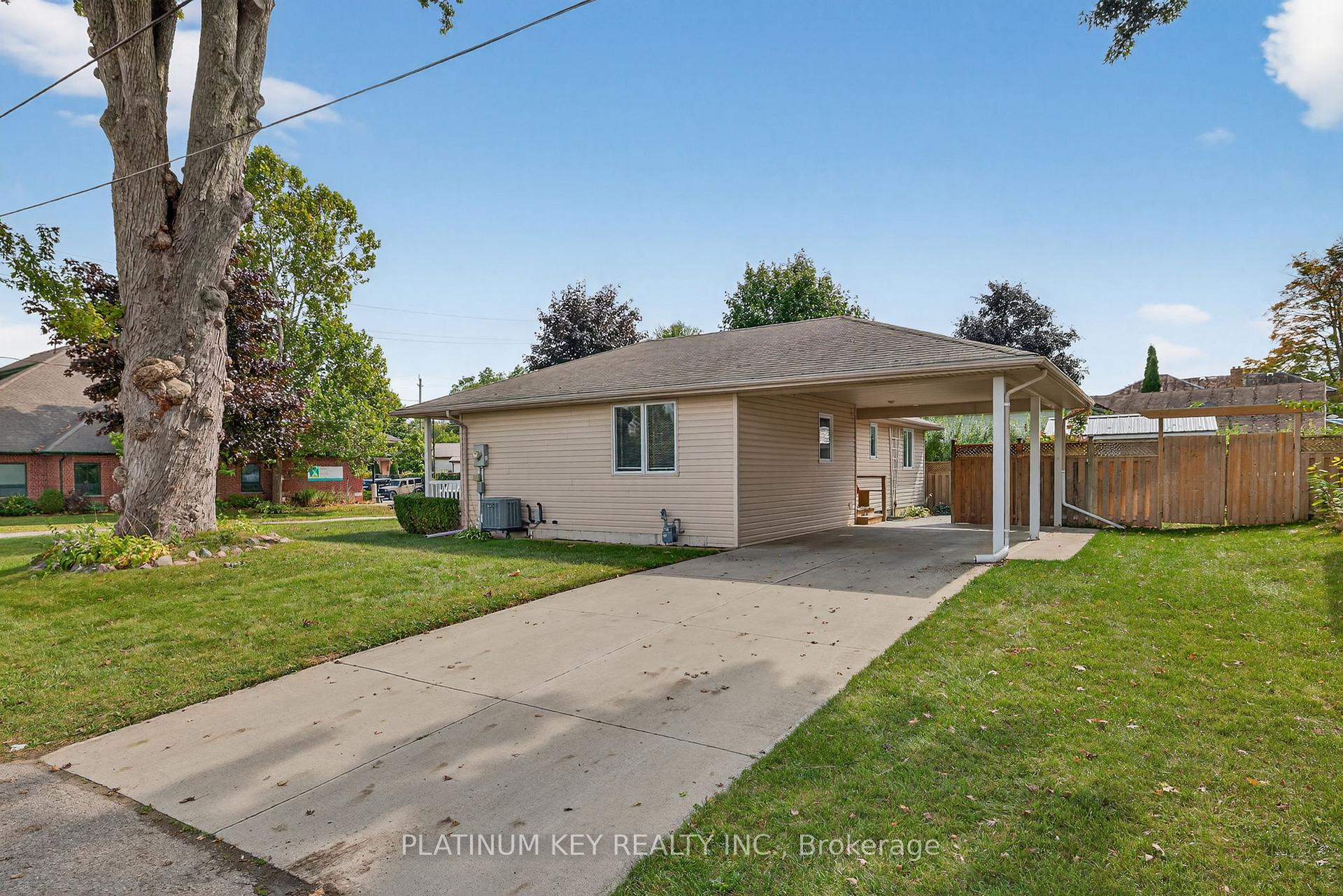 Photo 3 of 18 Richmond Street, Strathroy-Caradoc, NW — HOMEH