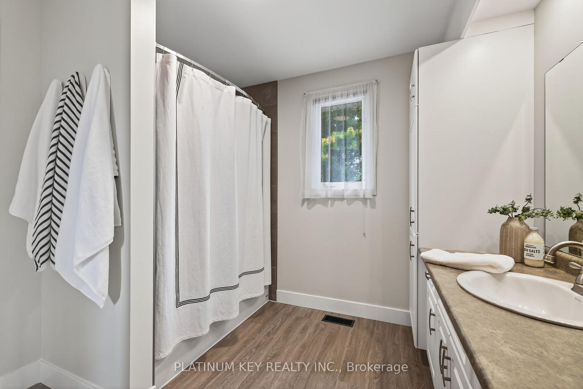 Photo 20 of 18 Richmond Street, Strathroy-Caradoc, NW — HOMEH