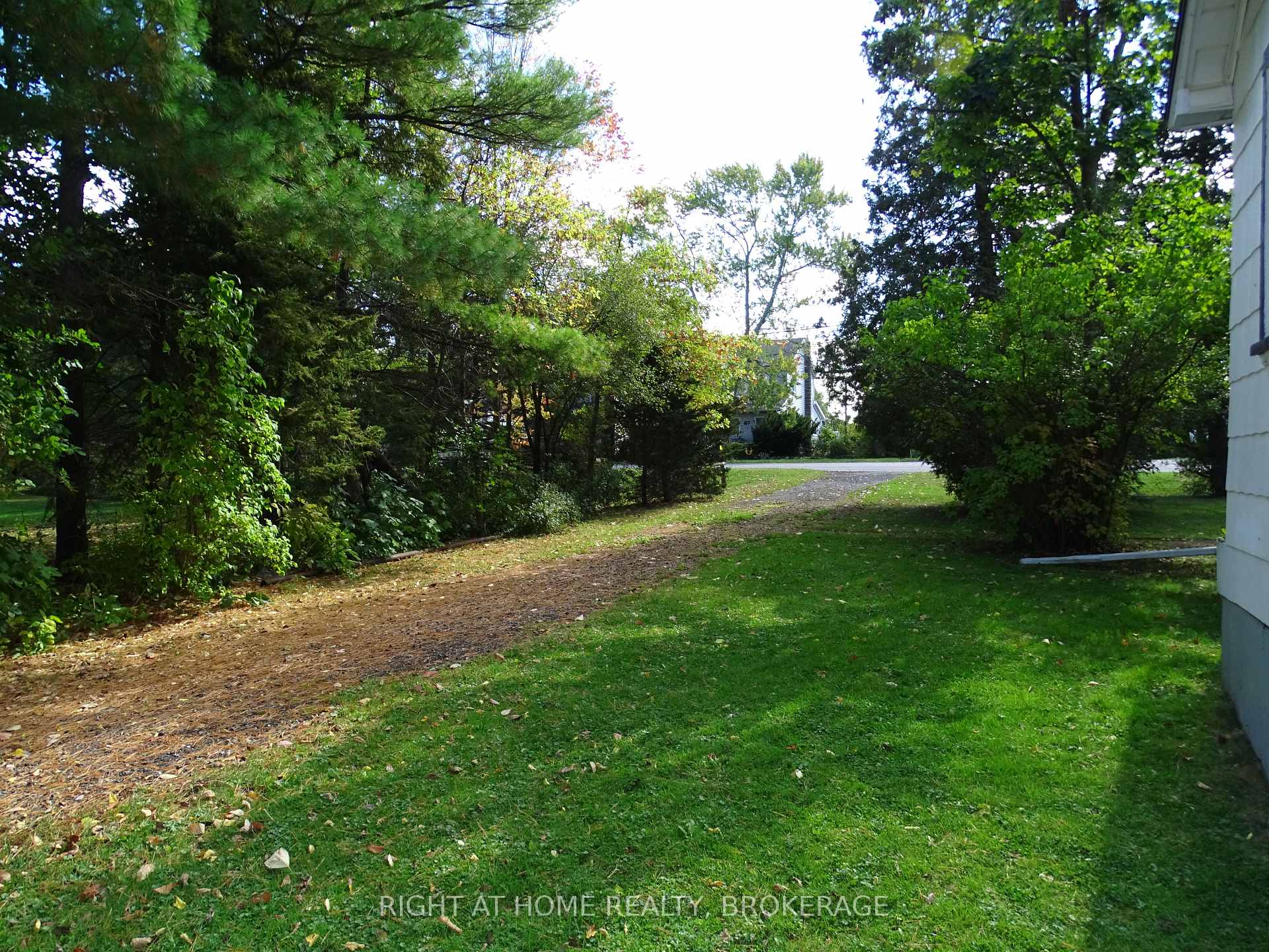 Photo 13 of 72 Bridge Street W, Thorold, Hurricane/Merrittville — HOMEH