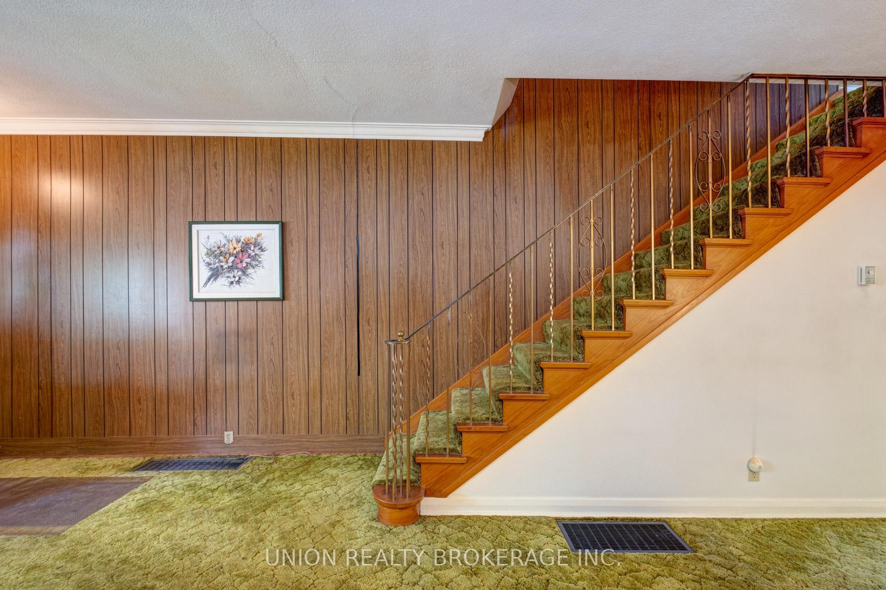 Photo 4 of 313 Kenilworth Avenue, Toronto, The Beaches — HOMEH