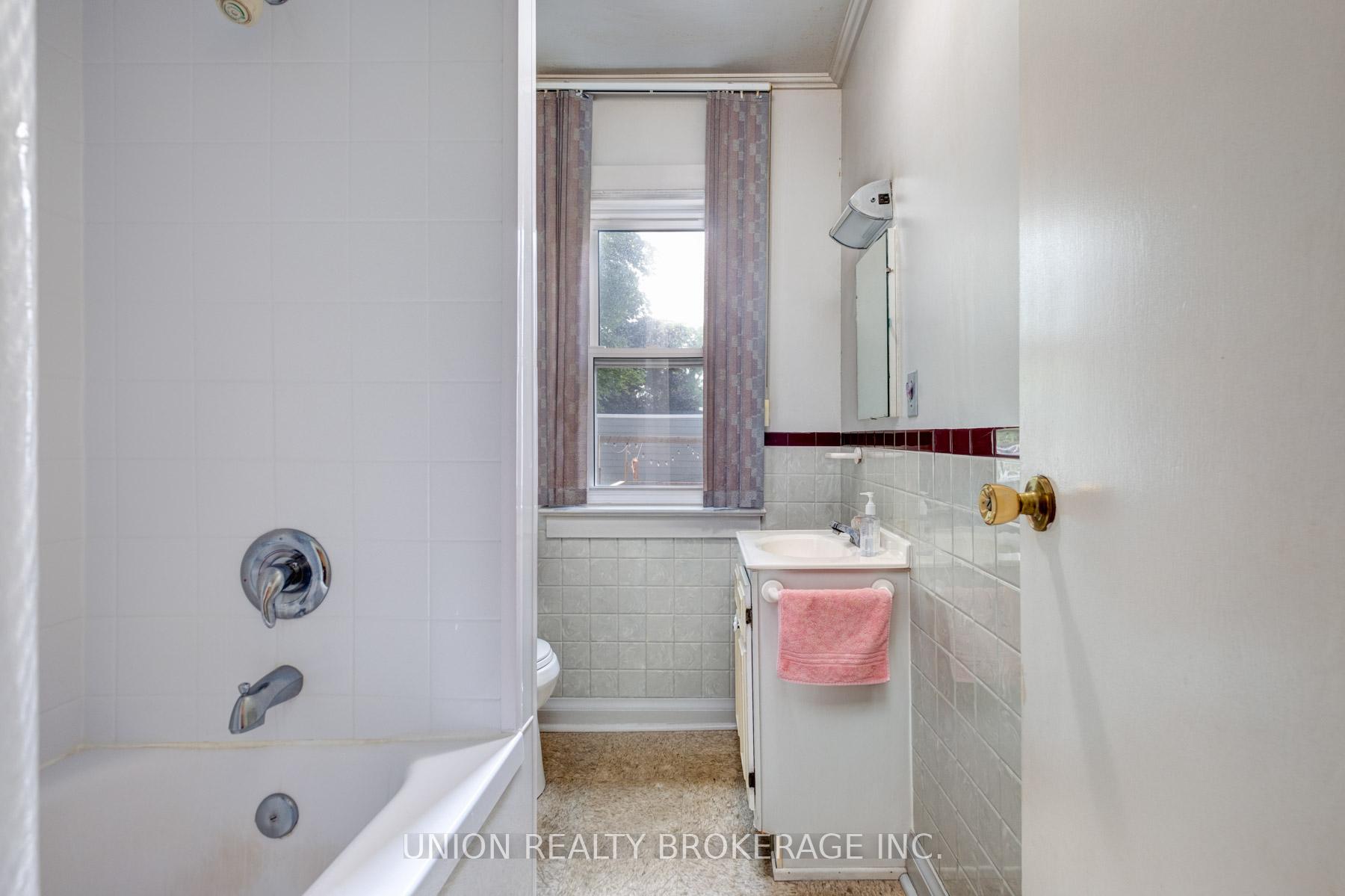 Photo 12 of 313 Kenilworth Avenue, Toronto, The Beaches — HOMEH