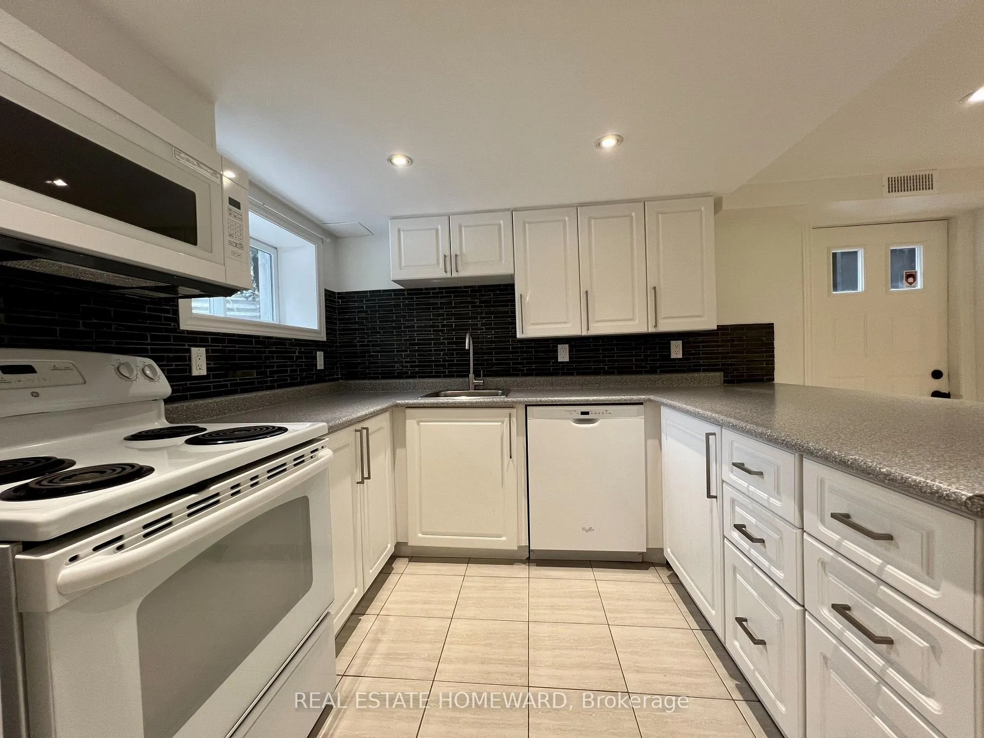 Photo 5 of Unit Lower, 220 Pape Avenue, Toronto, South Riverdale — HOMEH