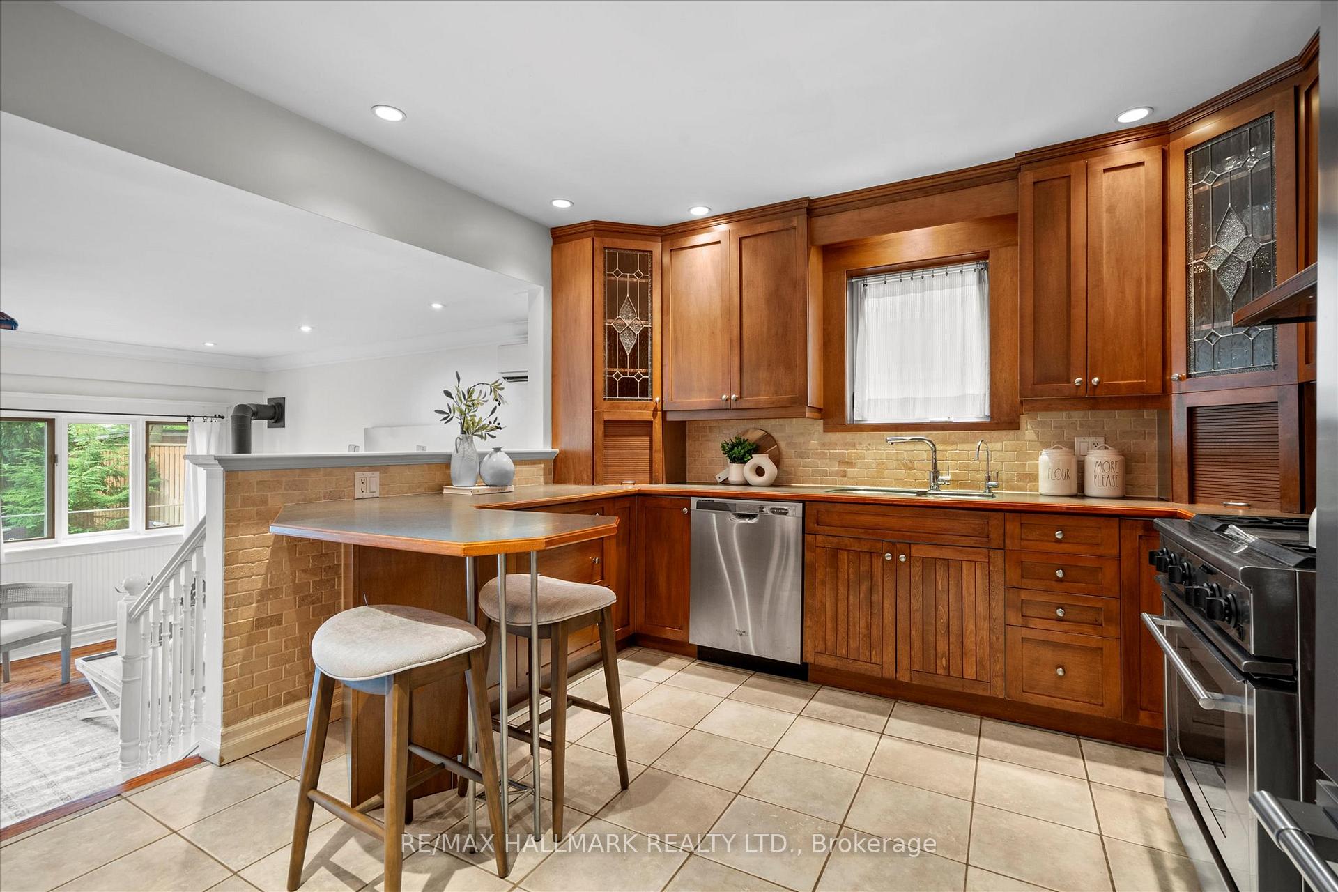 Photo 9 of 34 Munro Park Avenue, Toronto, The Beaches — HOMEH