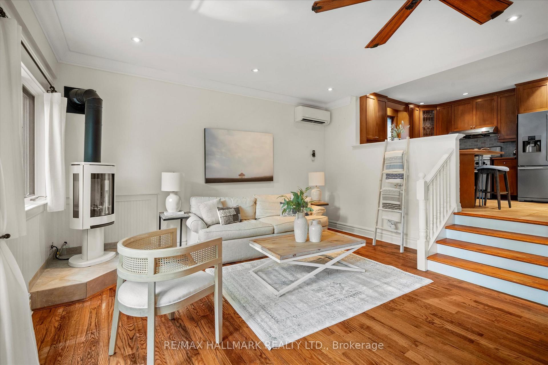 Photo 12 of 34 Munro Park Avenue, Toronto, The Beaches — HOMEH