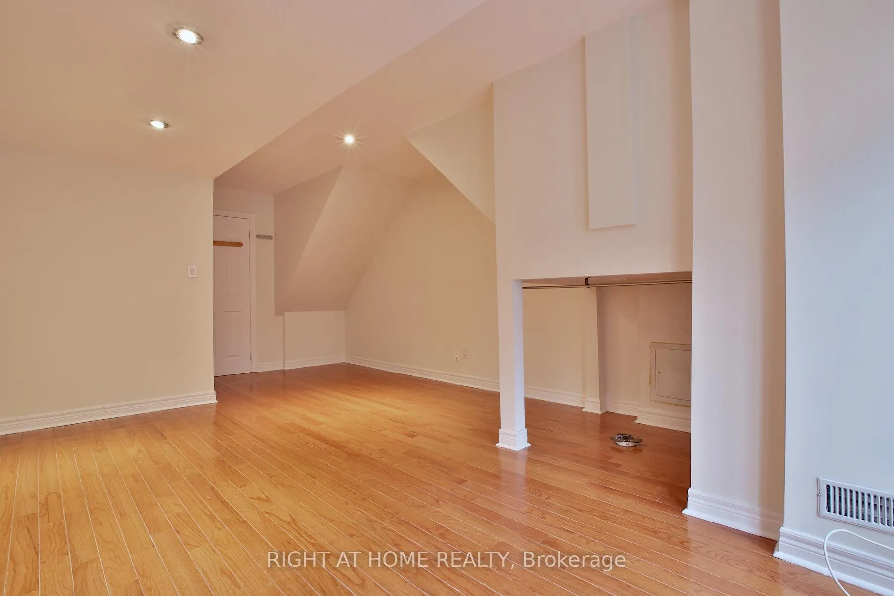 Photo 22 of 49 Natalie Place, Toronto, South Riverdale — HOMEH