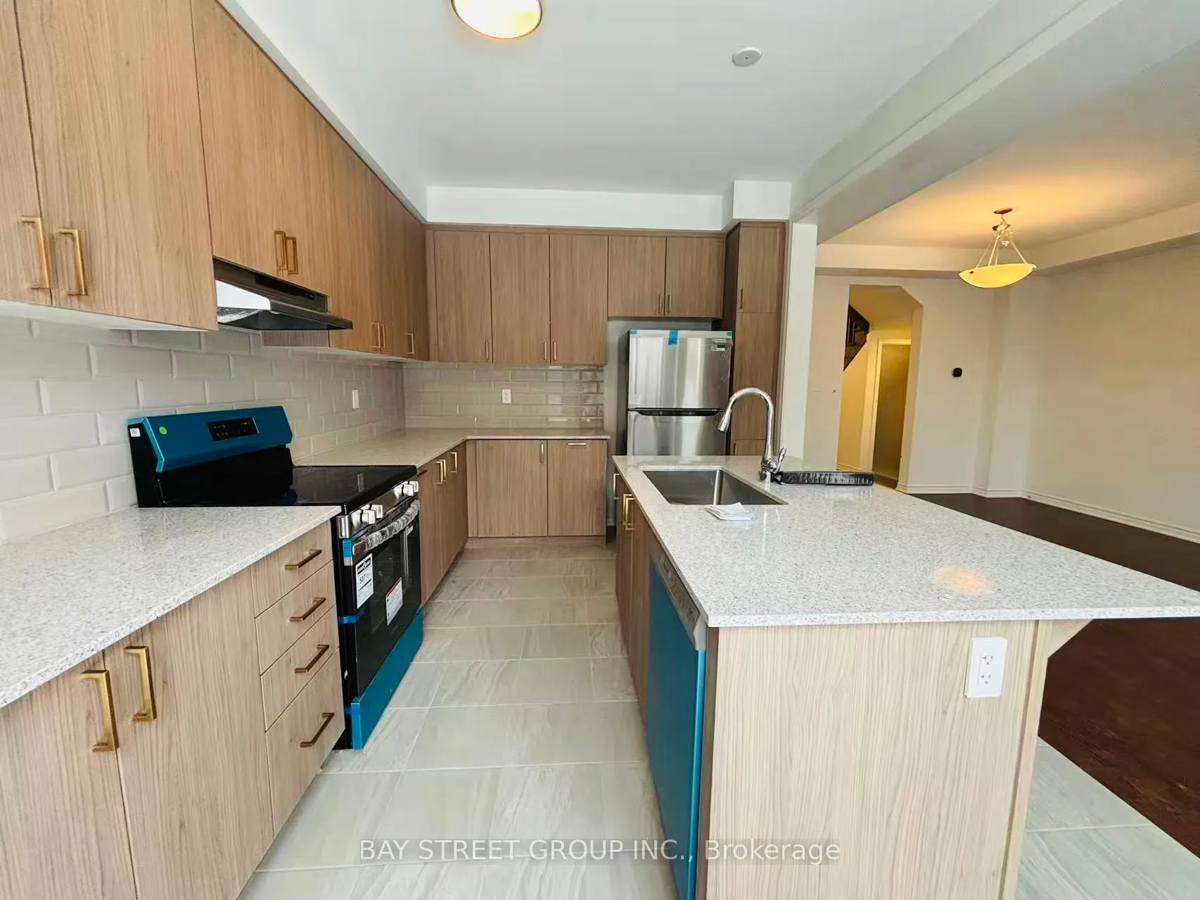 Photo 5 of 127 Azure Drive, Markham, Rural Markham — HOMEH