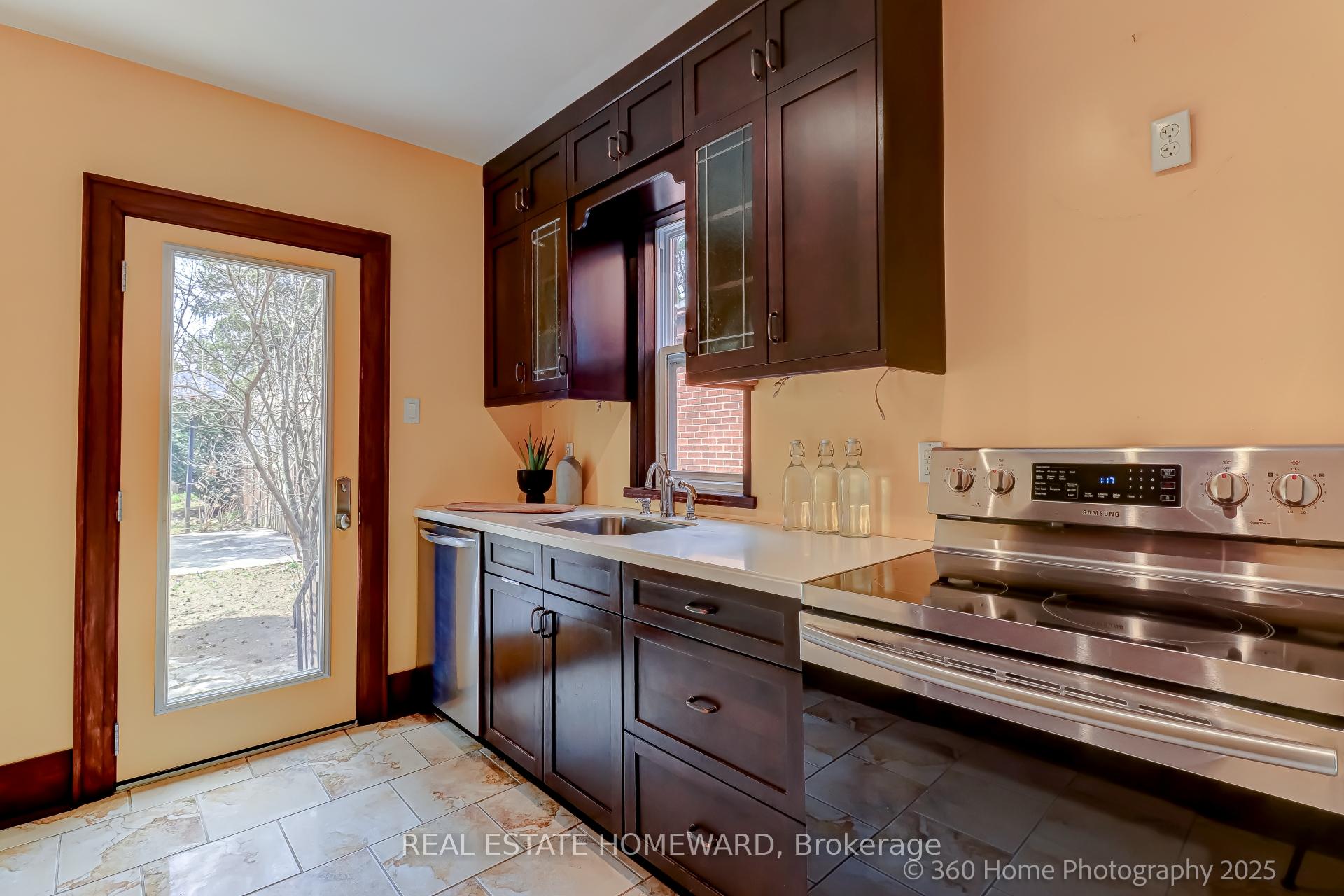Photo 8 of 22 Banff Road, Toronto, Mount Pleasant East — HOMEH