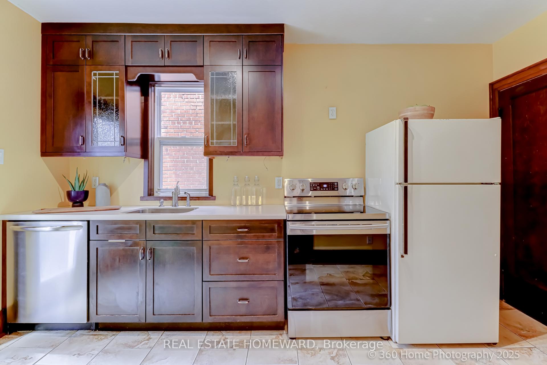 Photo 9 of 22 Banff Road, Toronto, Mount Pleasant East — HOMEH