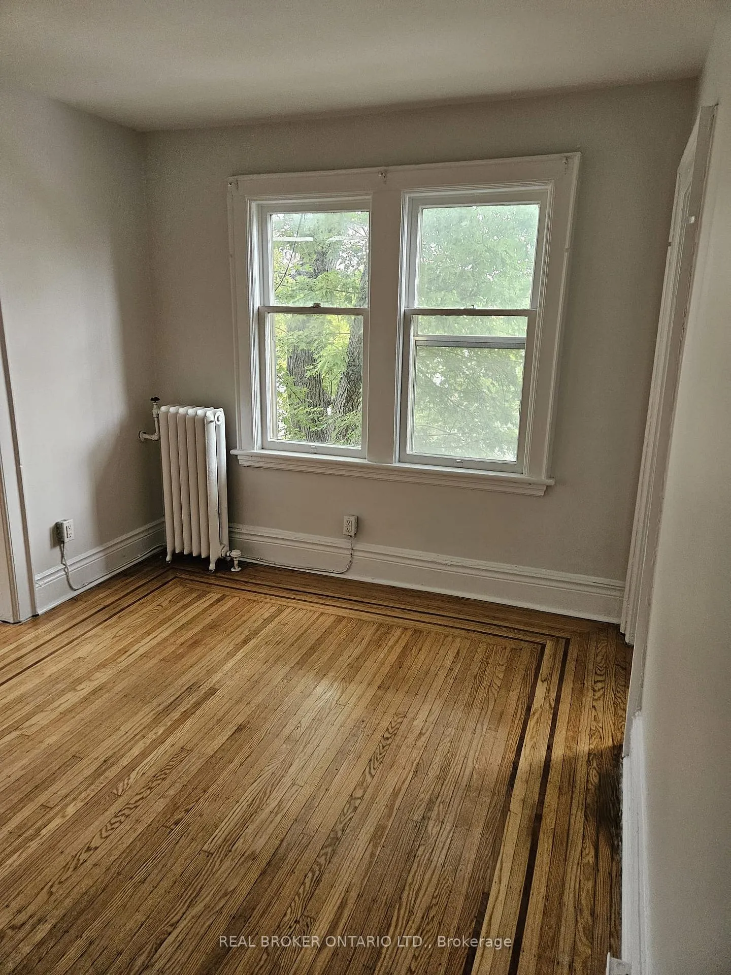 Photo 2 of Unit 3, 983 Main Street E, Hamilton, Crown Point — HOMEH