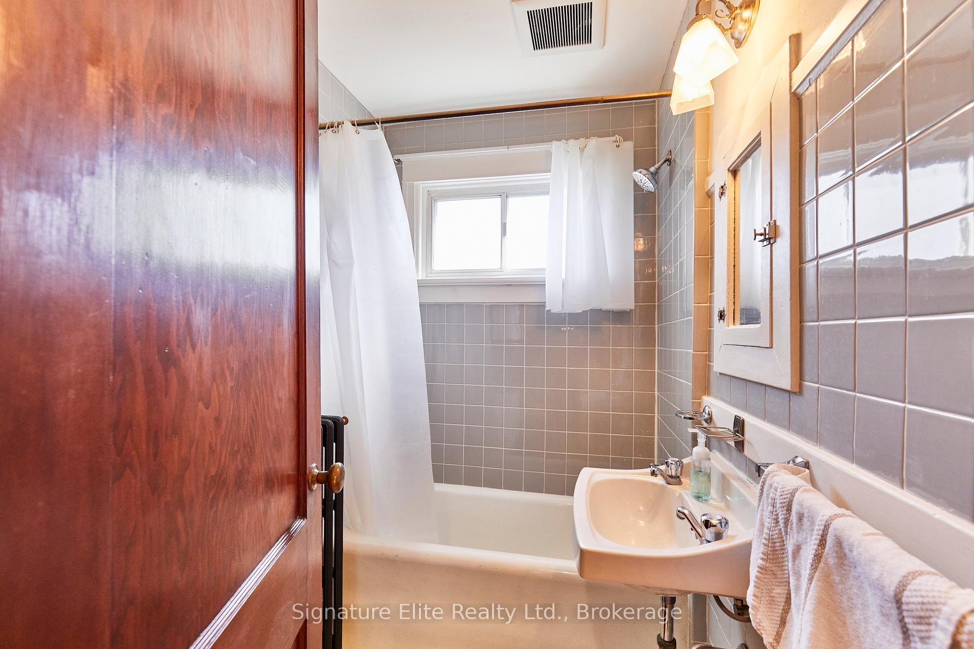 Photo 25 of Unit Upper, 21 Hammersmith Avenue, Toronto, The Beaches — HOMEH